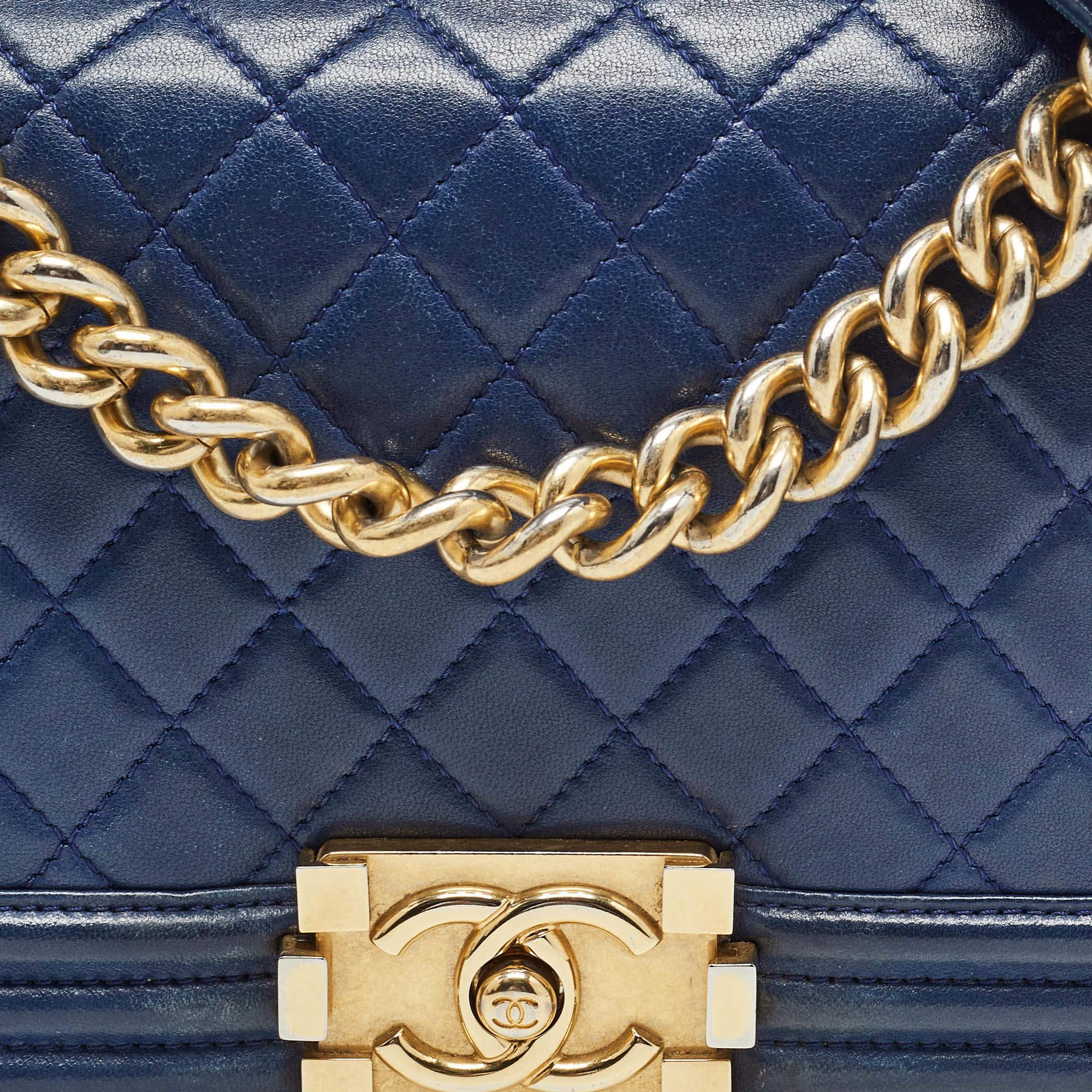 Chanel Sac à rabat Boy moyen en cuir matelassé bleu Pour femmes en vente