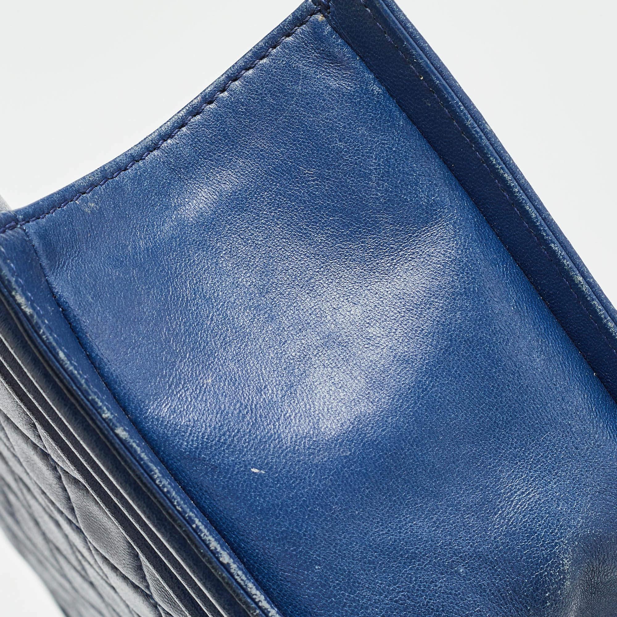 Chanel Sac à rabat Boy moyen en cuir matelassé bleu en vente 1