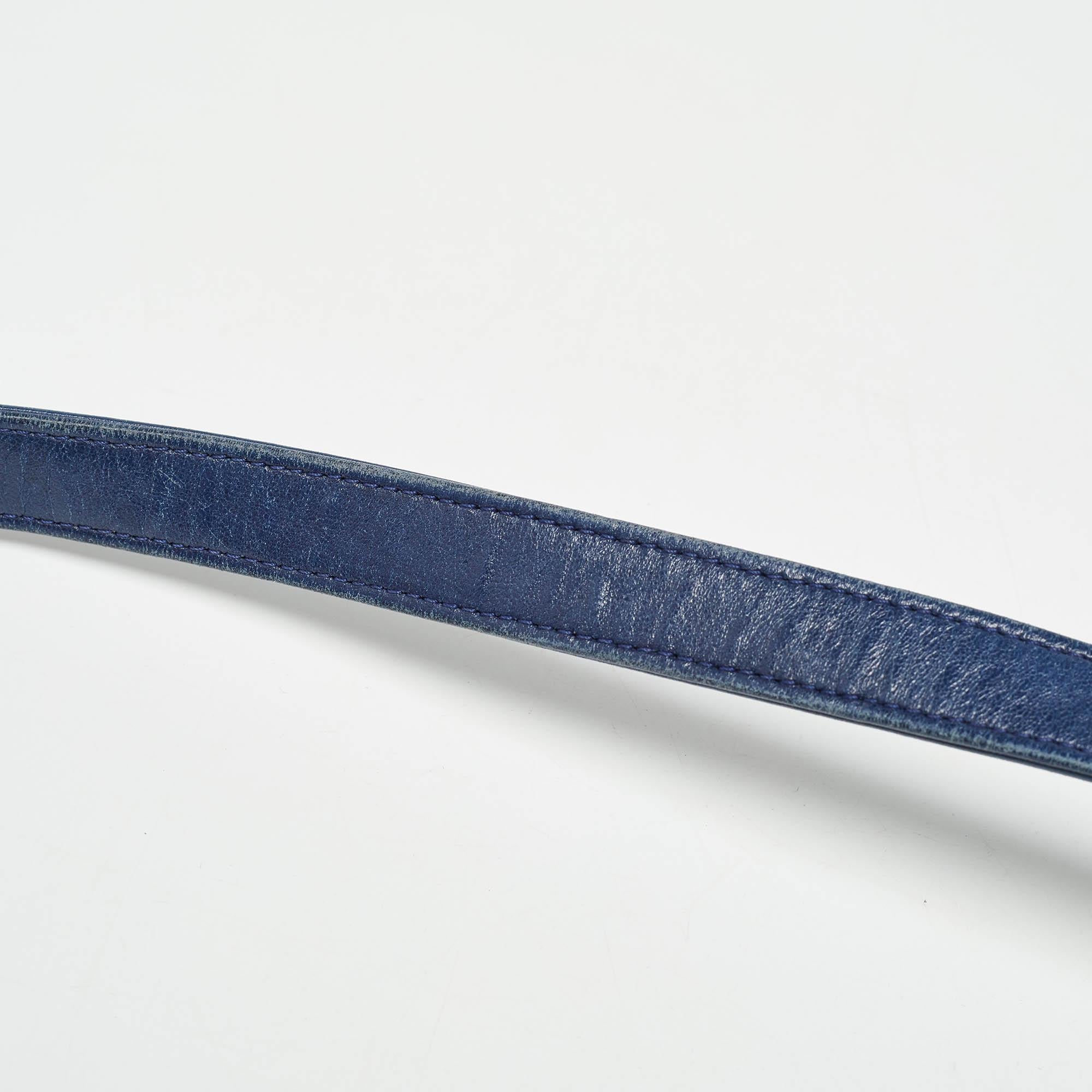Chanel Sac à rabat Boy moyen en cuir matelassé bleu en vente 3