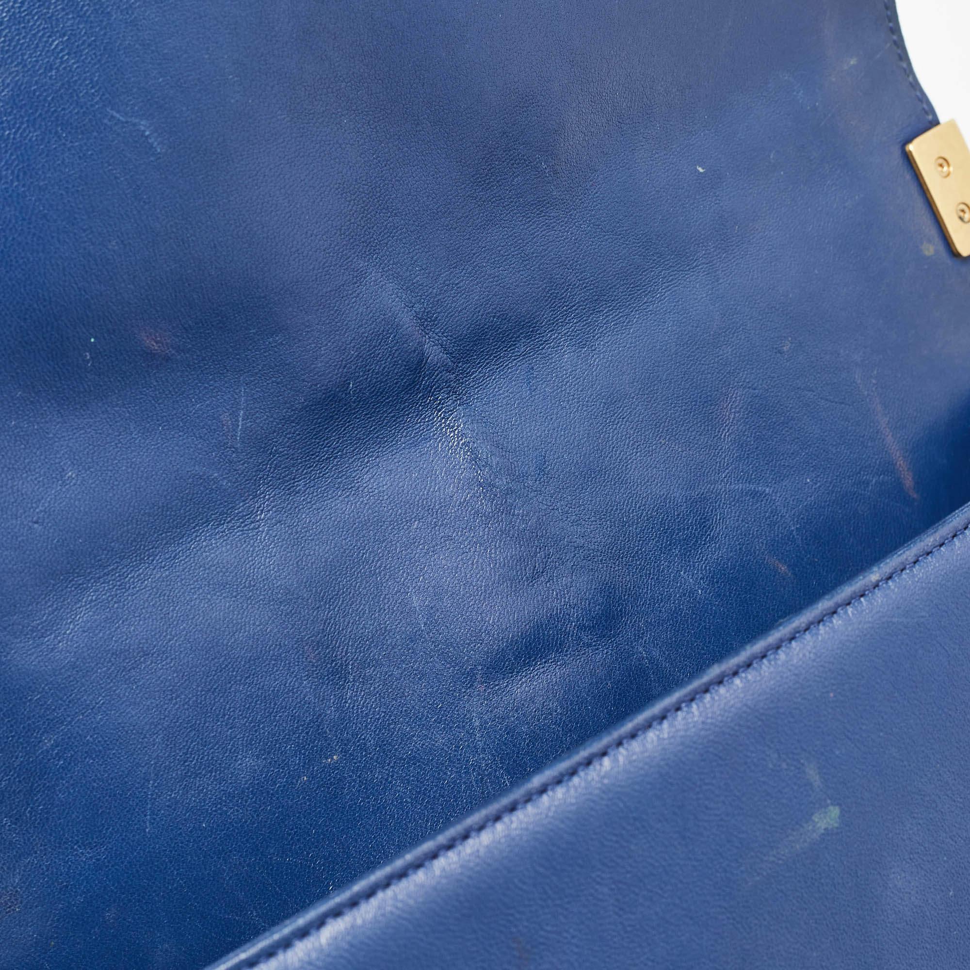 Chanel Sac à rabat Boy moyen en cuir matelassé bleu en vente 4