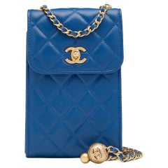 Chanel - Sac à bandoulière en cuir matelassé bleu avec perles pour téléphone