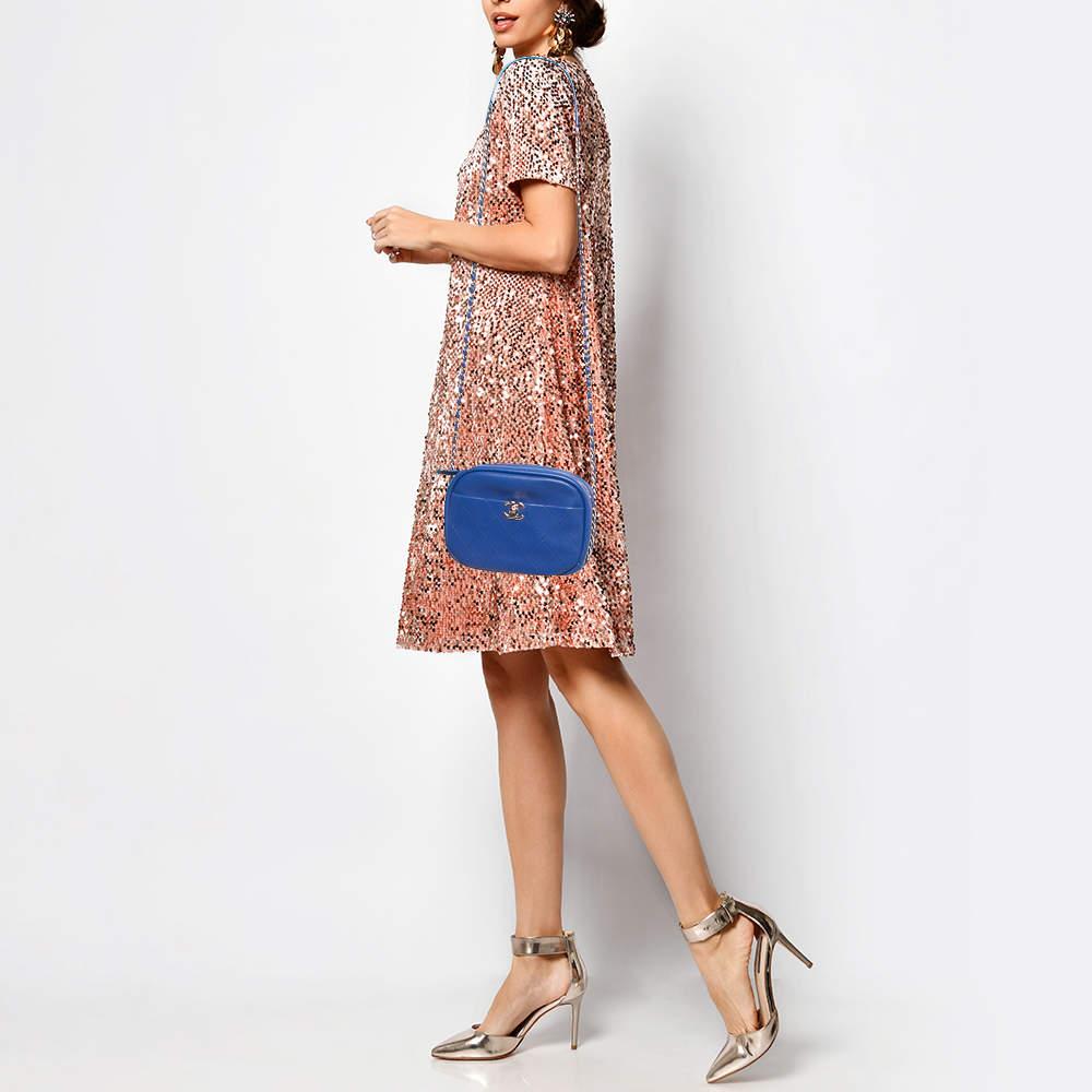 Chanel - Petit sac à bandoulière pour appareil photo Trip Casual en cuir matelassé bleu en vente 8
