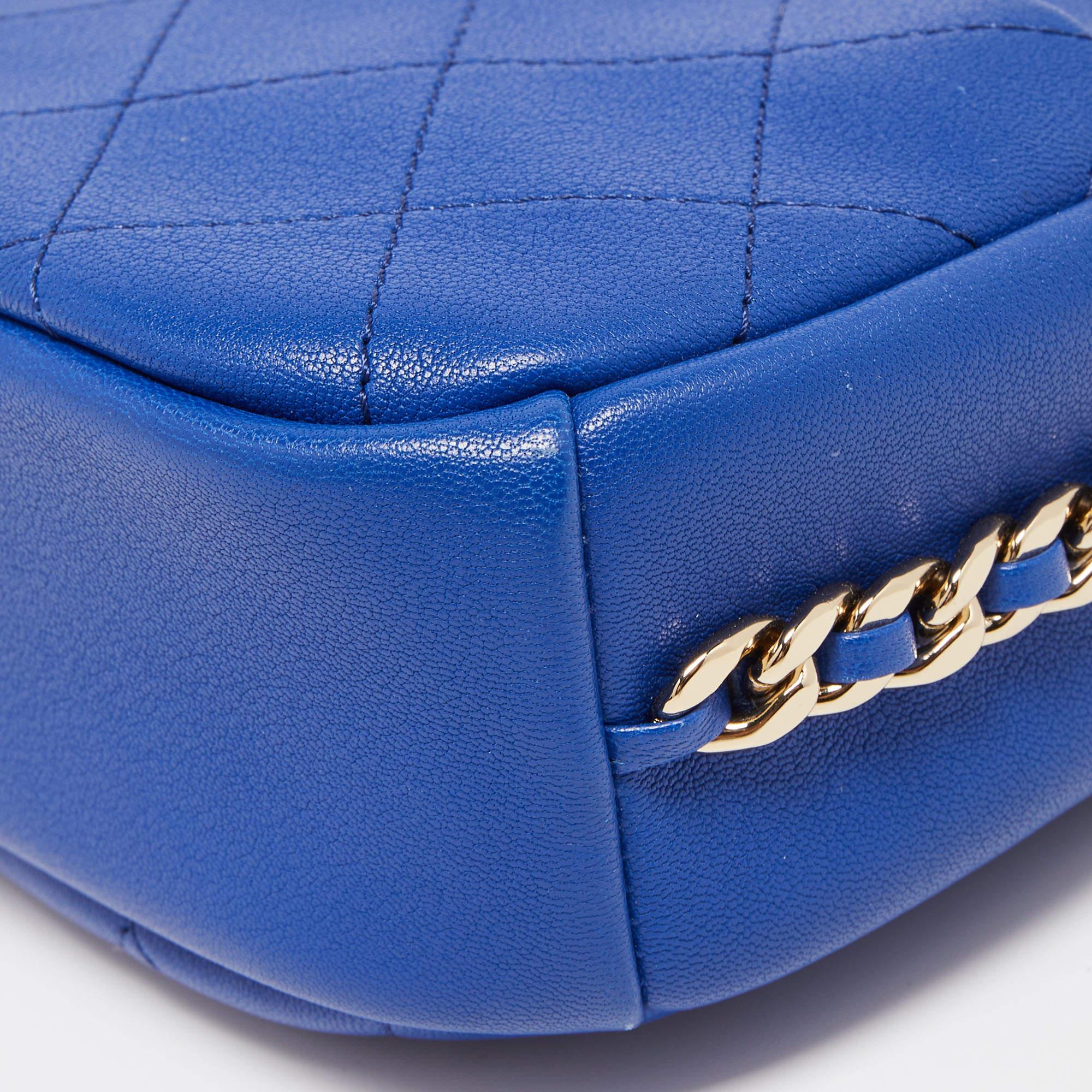 Chanel - Petit sac à bandoulière pour appareil photo Trip Casual en cuir matelassé bleu Neuf - En vente à Dubai, Al Qouz 2