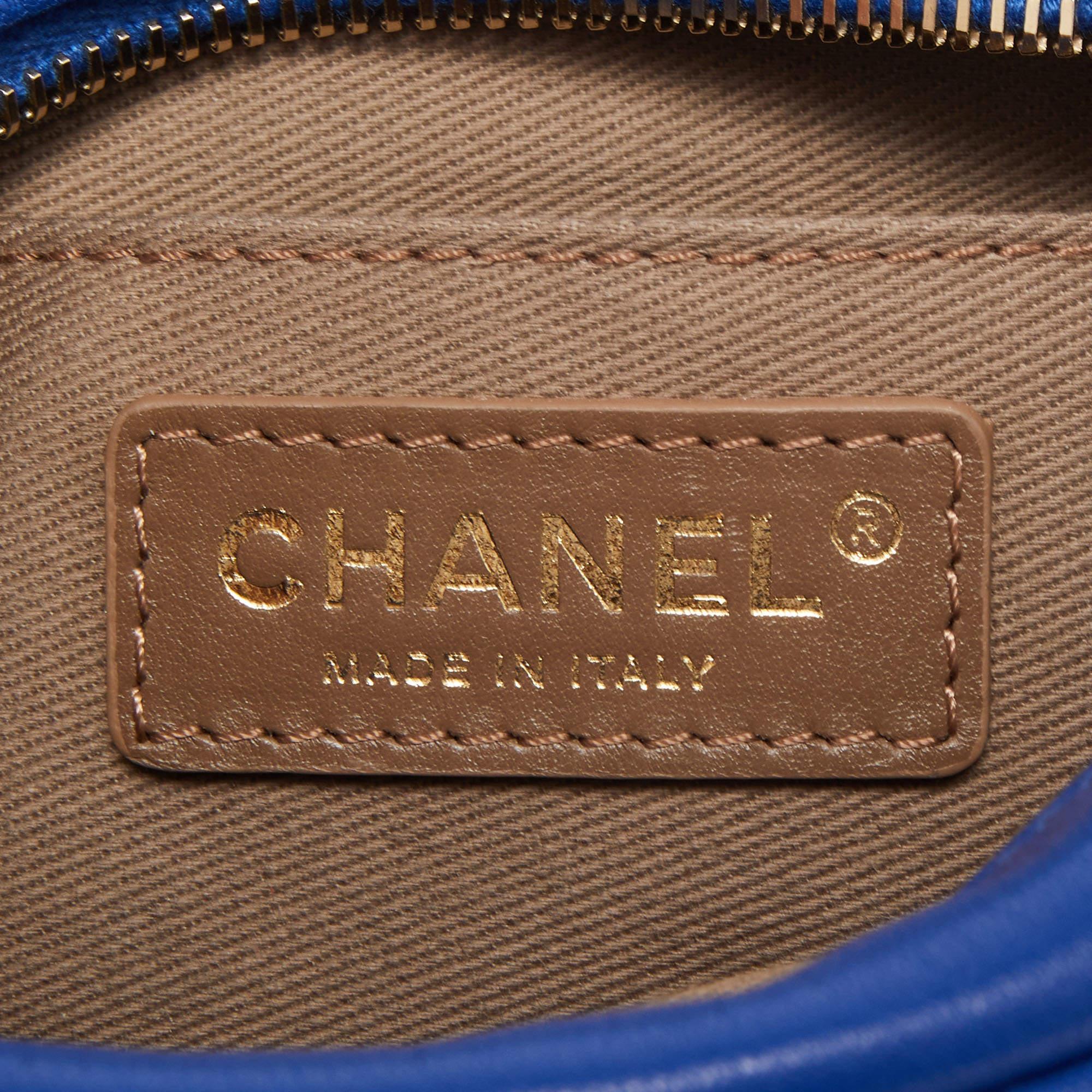 Chanel Blau Gestepptes Leder Kleine lässige Reise Kamera Crossbody Tasche Damen im Angebot