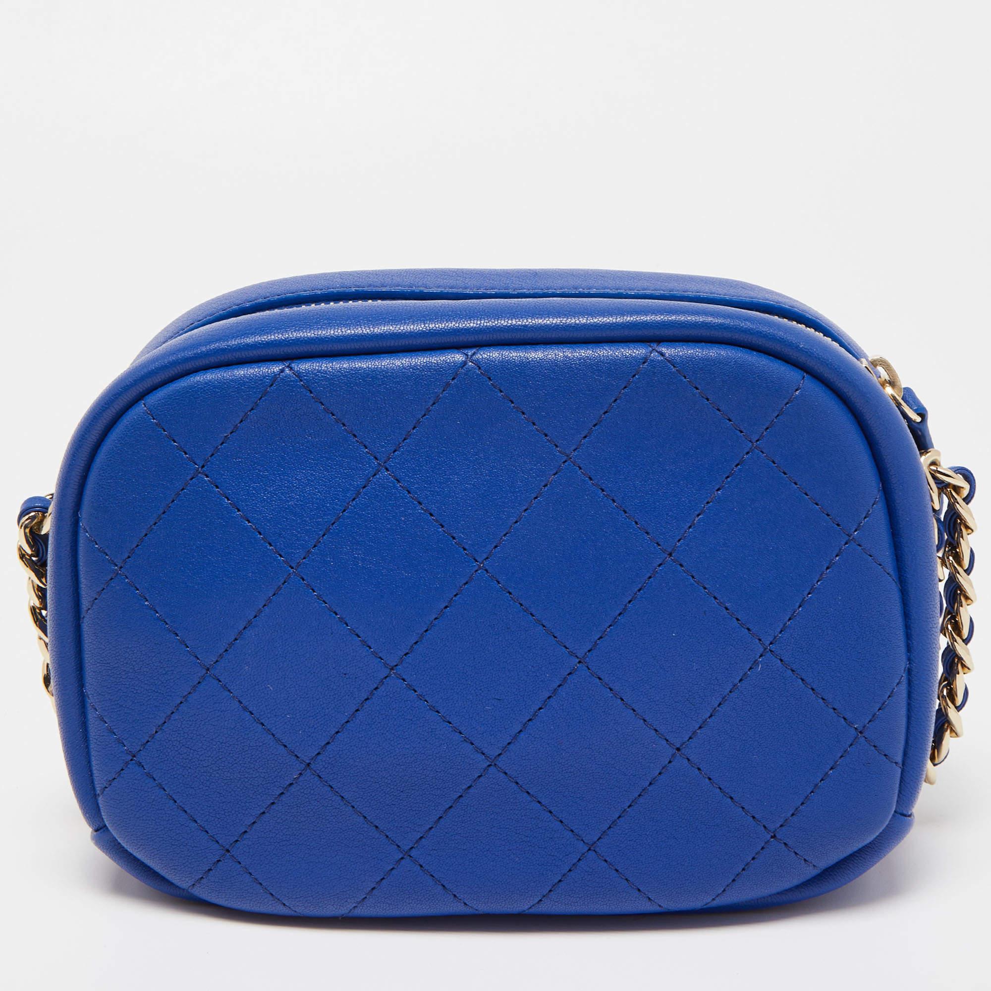 Chanel - Petit sac à bandoulière pour appareil photo Trip Casual en cuir matelassé bleu en vente 1