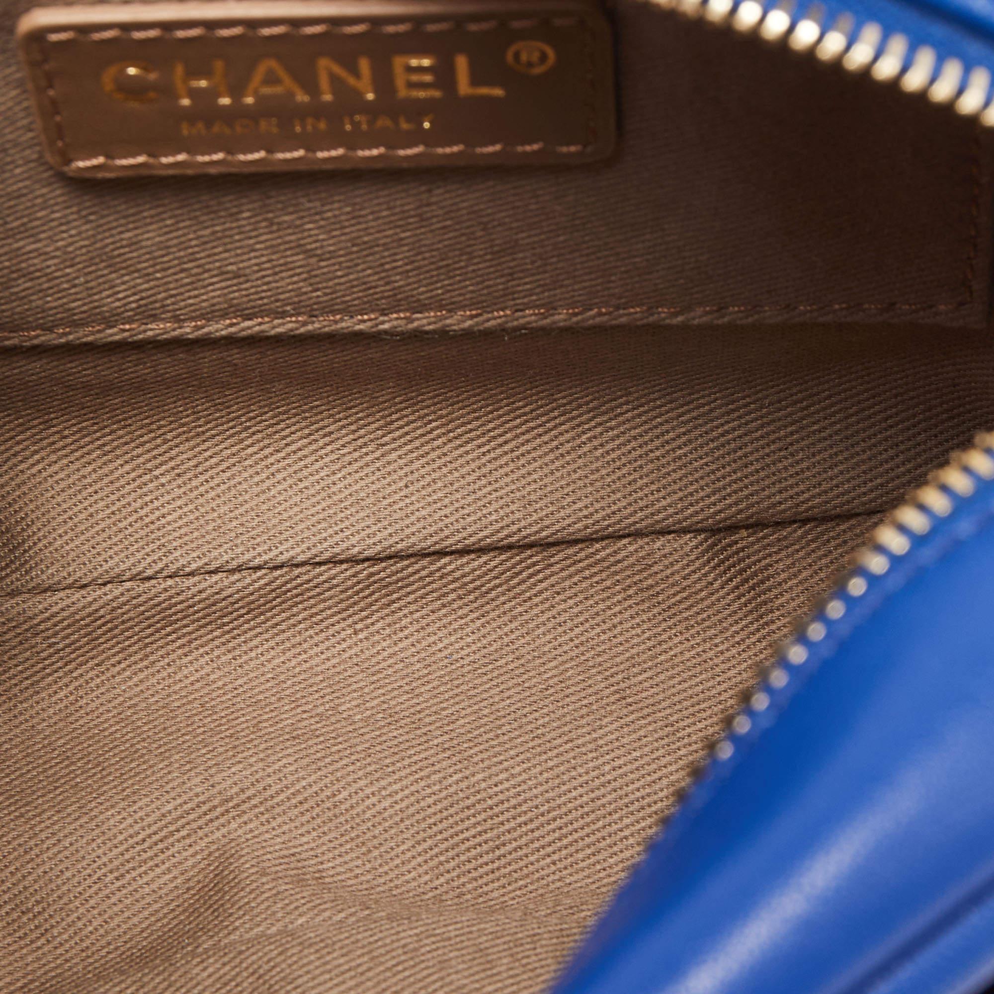 Chanel Blau Gestepptes Leder Kleine lässige Reise Kamera Crossbody Tasche im Angebot 2