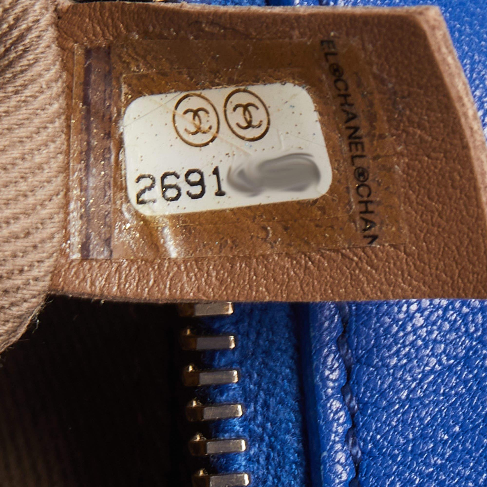Chanel - Petit sac à bandoulière pour appareil photo Trip Casual en cuir matelassé bleu en vente 3