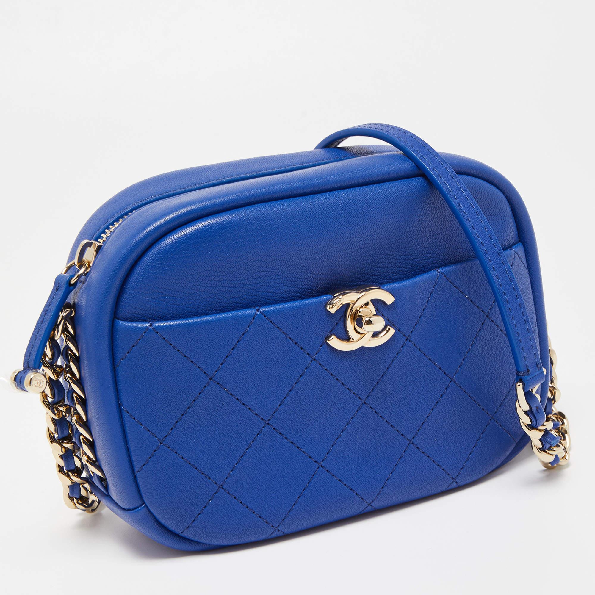 Chanel - Petit sac à bandoulière pour appareil photo Trip Casual en cuir matelassé bleu en vente 4