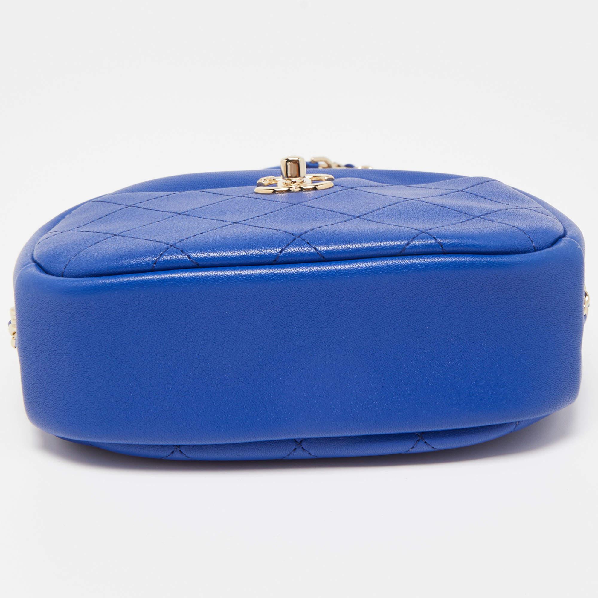 Chanel - Petit sac à bandoulière pour appareil photo Trip Casual en cuir matelassé bleu en vente 5