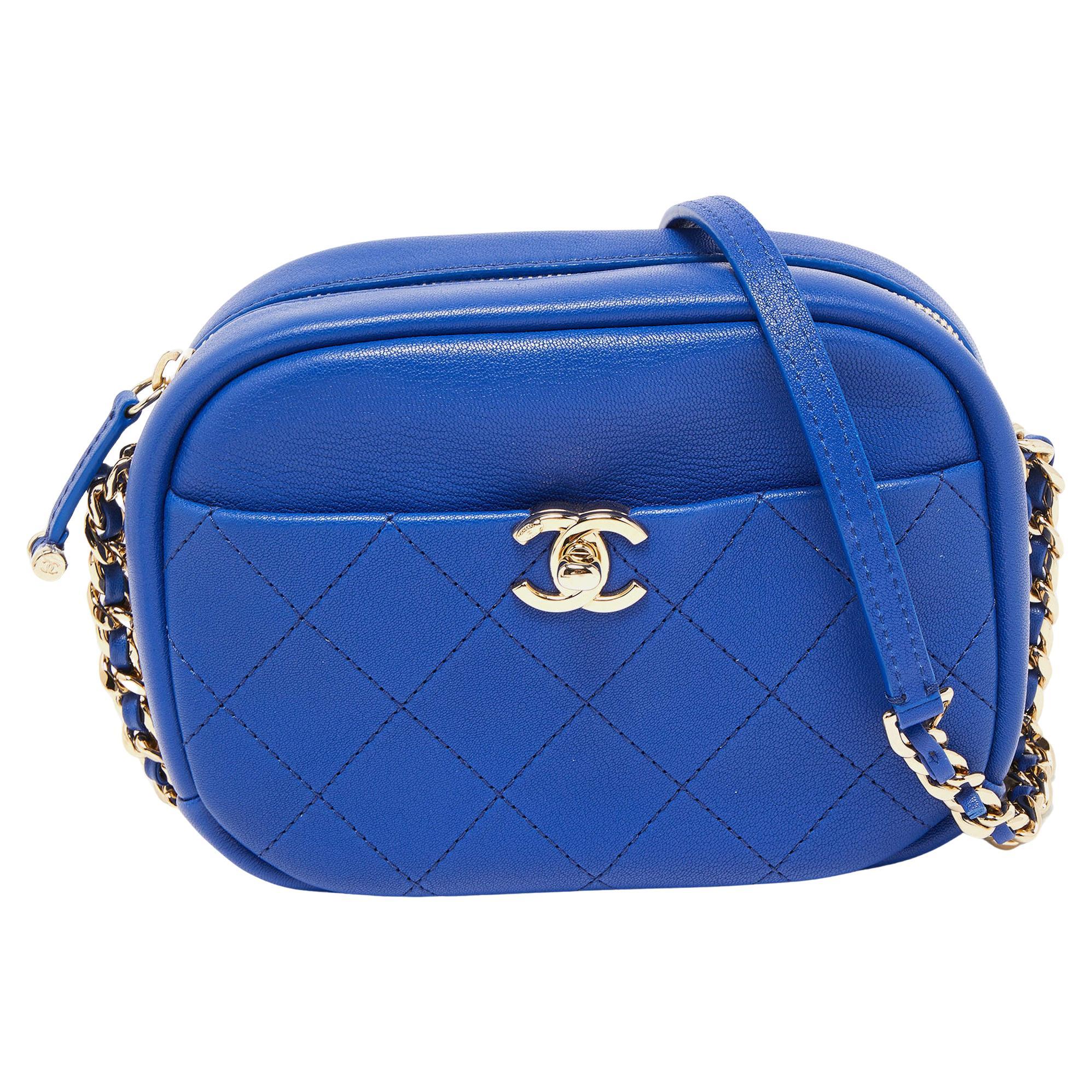 Chanel Blau Gestepptes Leder Kleine lassige Reise Kamera Crossbody Tasche im Angebot bei 1stDibs
