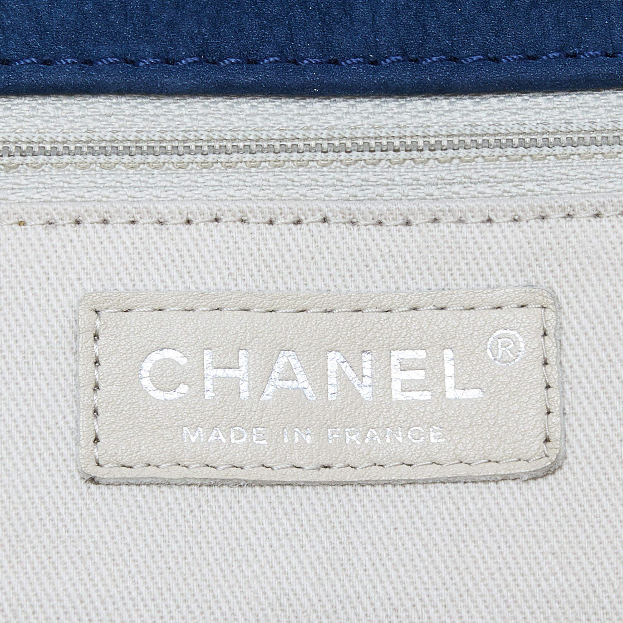 Chanel Blaue gesteppte Nubuck Ledertasche mit großer geteilter Tasche und Klappe im Zustand „Gut“ im Angebot in Dubai, Al Qouz 2