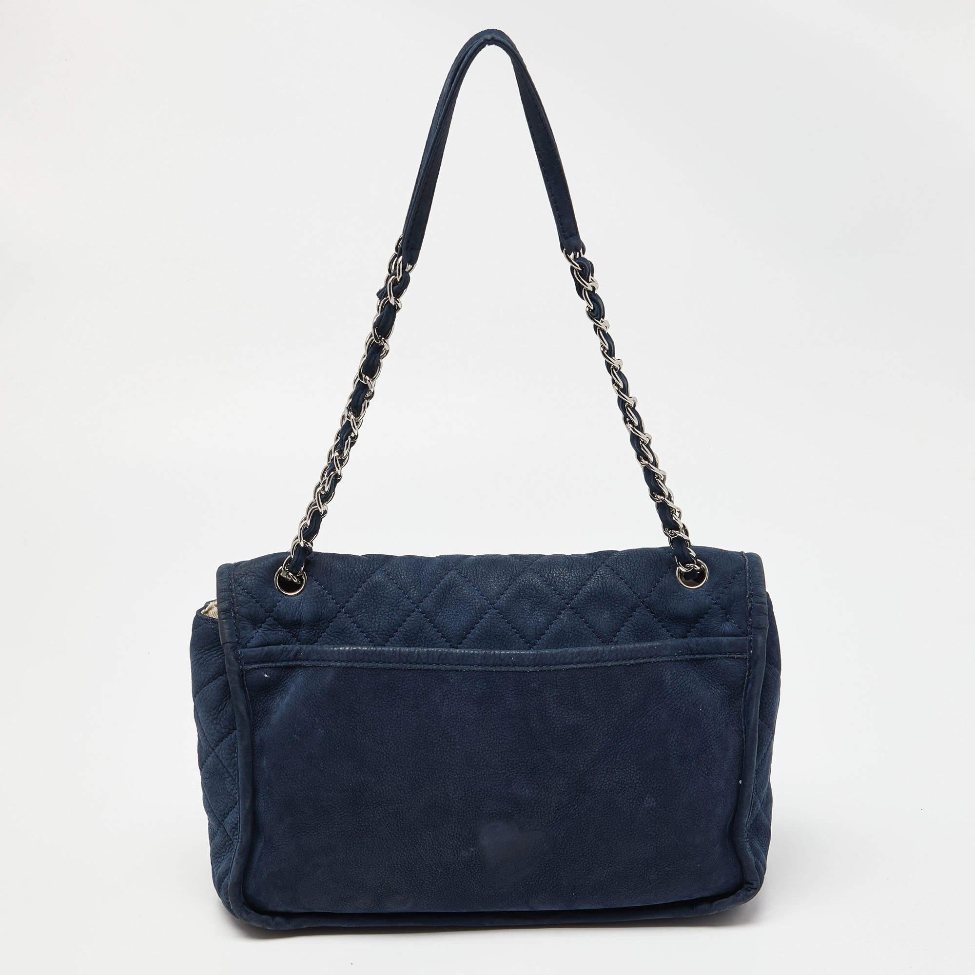 Chanel Blaue gesteppte Nubuck Ledertasche mit großer geteilter Tasche und Klappe im Angebot 5