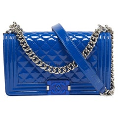 Chanel Sac à rabat Boy moyen en cuir verni matelassé bleu