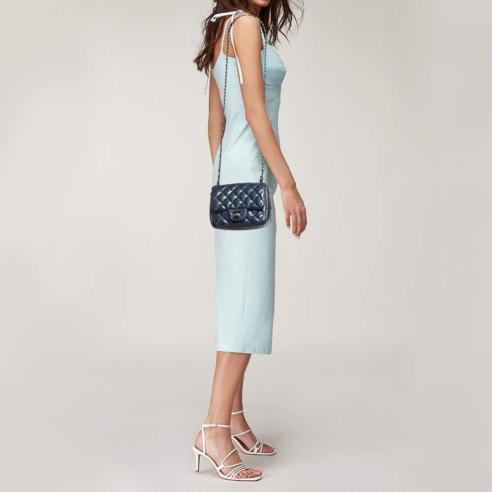 Remises au goût du jour au fil des saisons, les créations de Chanel conservent leur glamour intemporel et leurs silhouettes remarquables. Issu de l'une des plus célèbres collections, ce sac à rabat classique est enrichi de détails historiques et