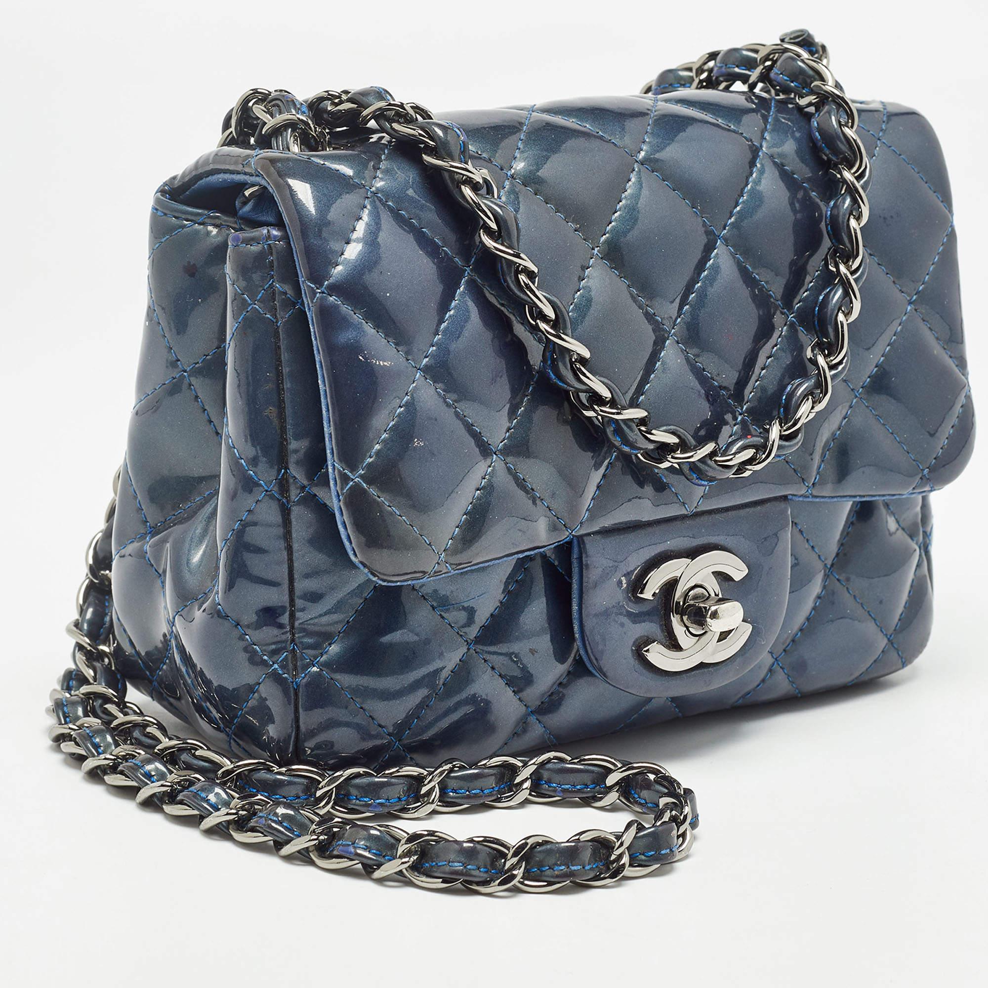 Gris Chanel - Mini sac à rabat Classic en cuir verni matelassé bleu en vente