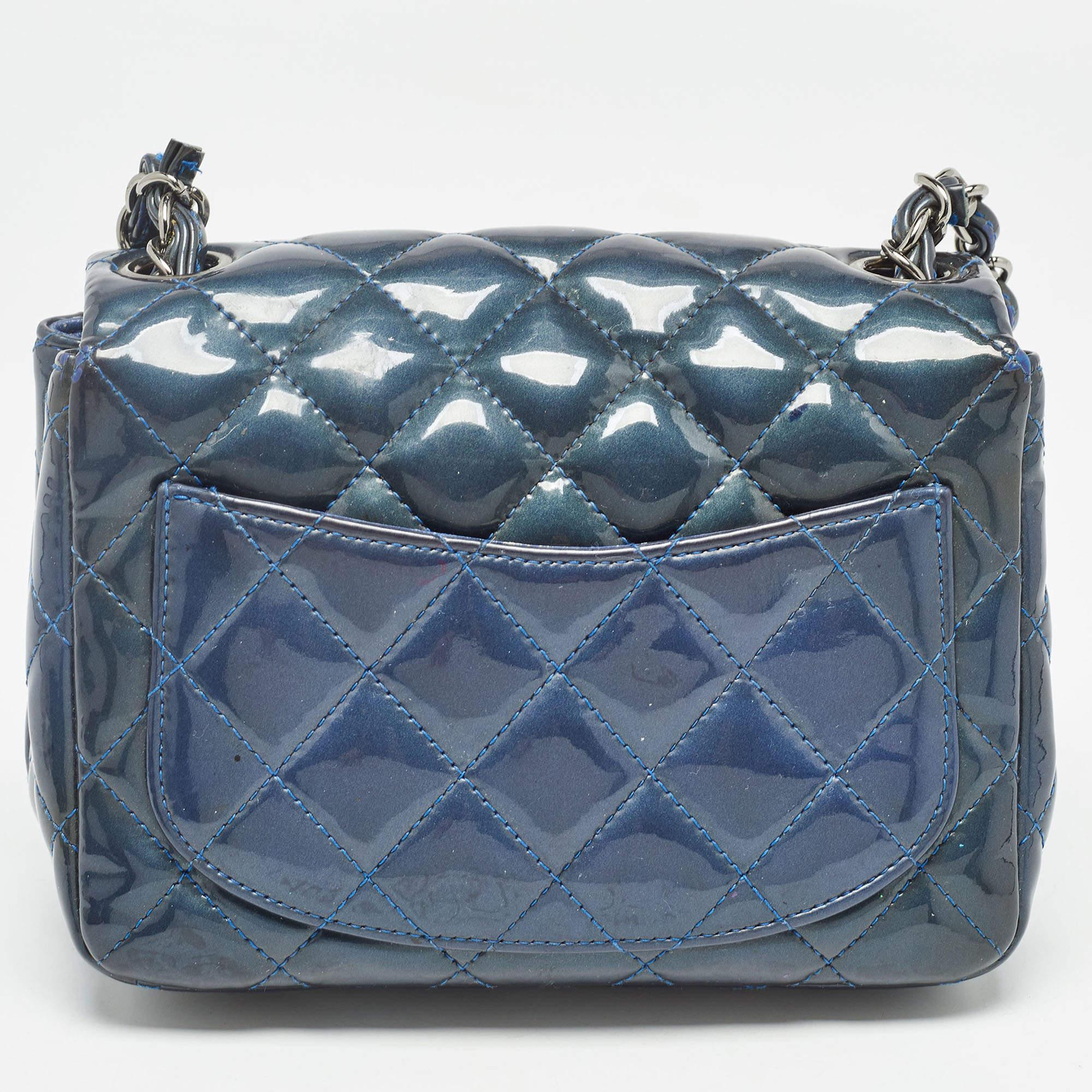 Chanel - Mini sac à rabat Classic en cuir verni matelassé bleu État moyen - En vente à Dubai, Al Qouz 2