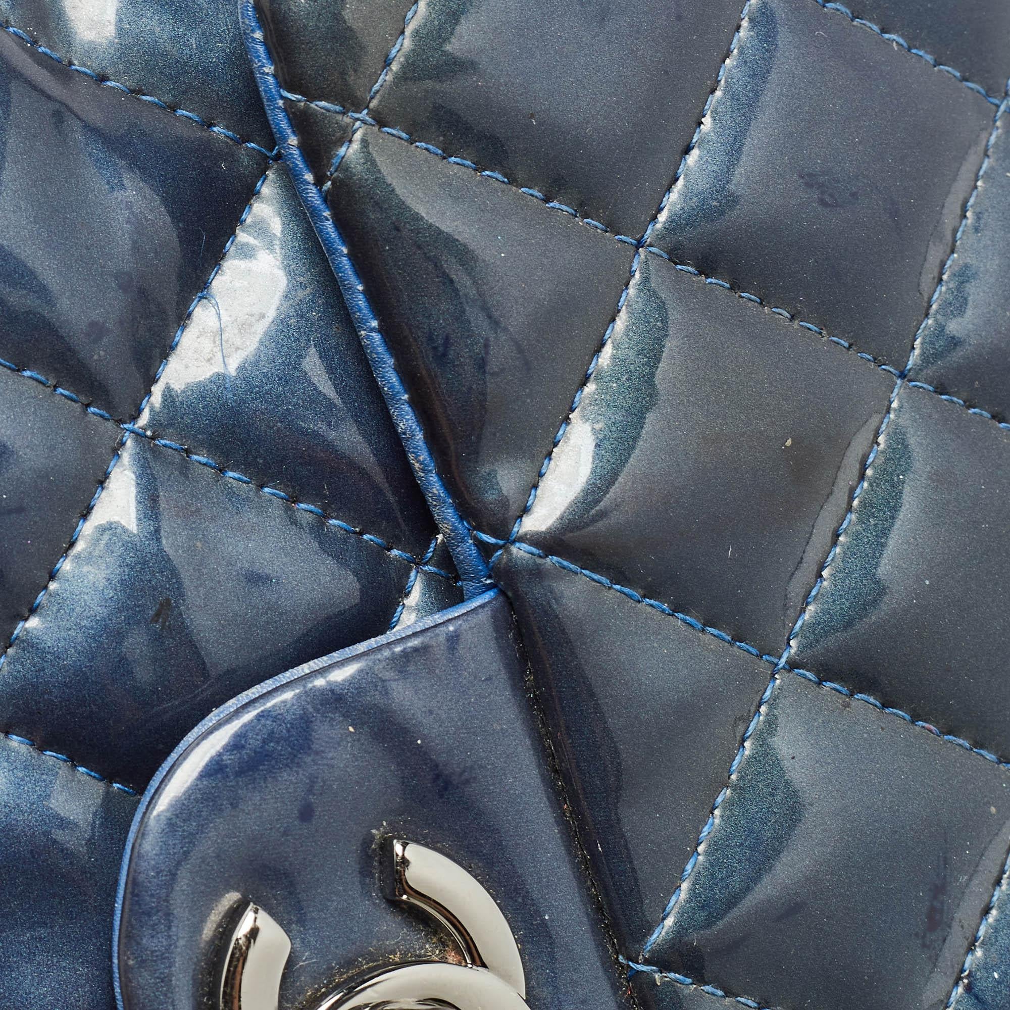 Chanel - Mini sac à rabat Classic en cuir verni matelassé bleu Pour femmes en vente