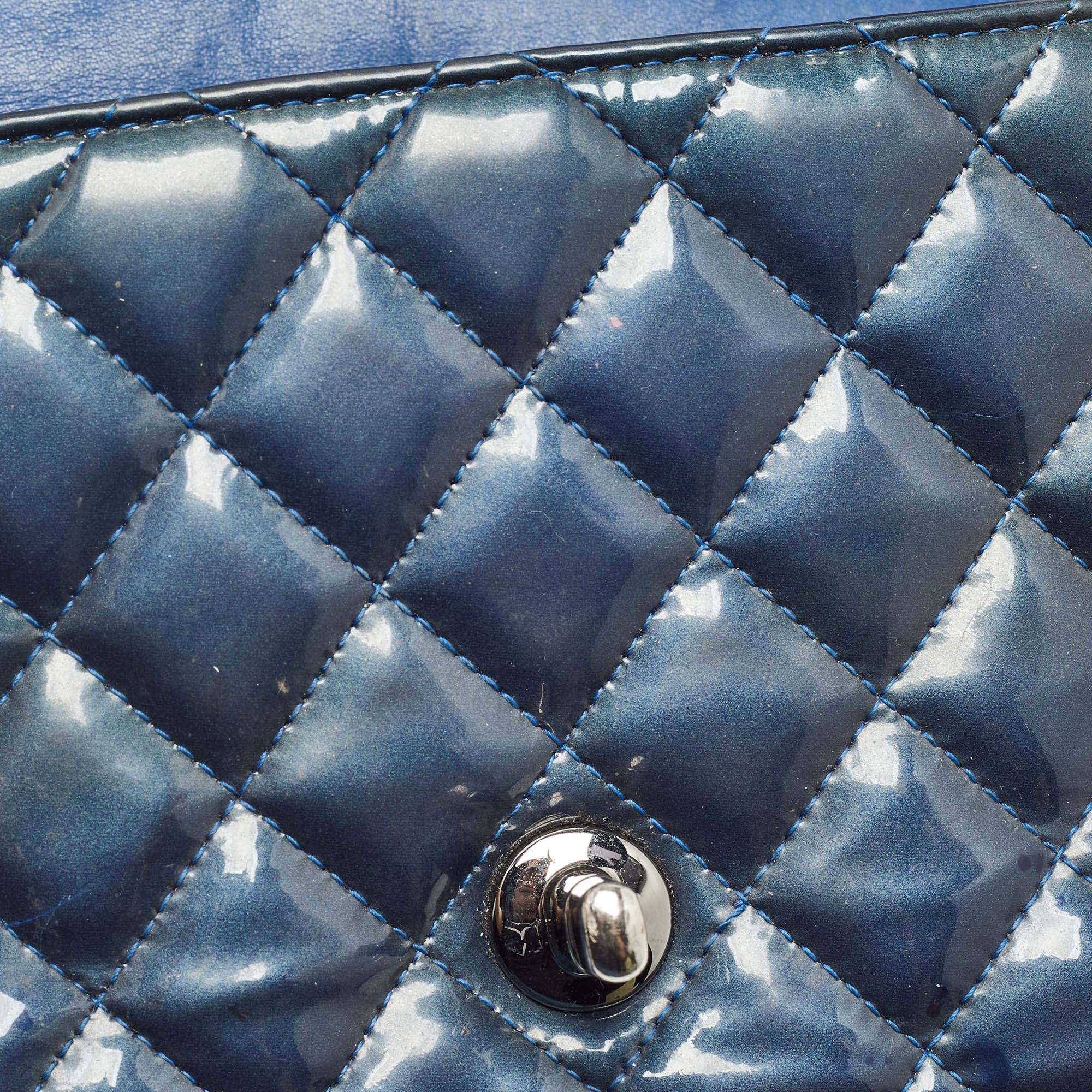 Chanel - Mini sac à rabat Classic en cuir verni matelassé bleu en vente 2