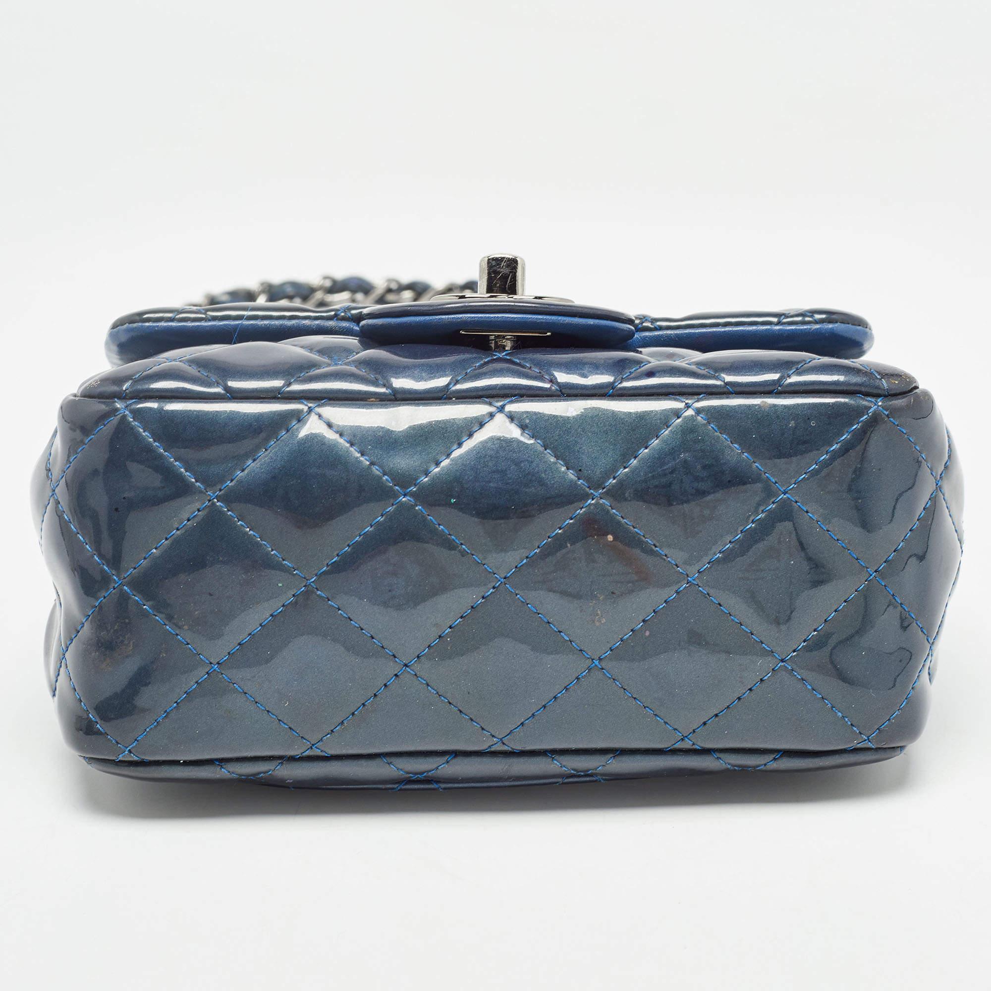 Chanel - Mini sac à rabat Classic en cuir verni matelassé bleu en vente 4