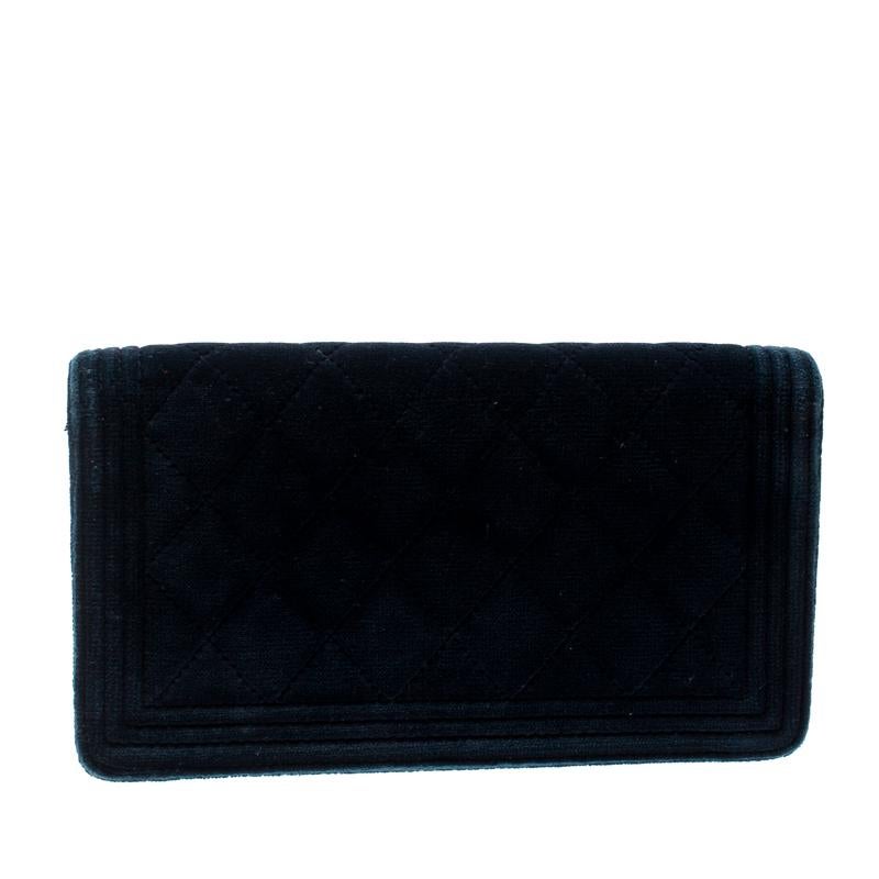 This gorgeous Boy wallet from the house of Chanel is crafted from velvet and carries a lovely quilted exterior. Styled with a faux press lock adorned flap, the wallet is equipped with multiple card slots and open compartments for you to arrange your