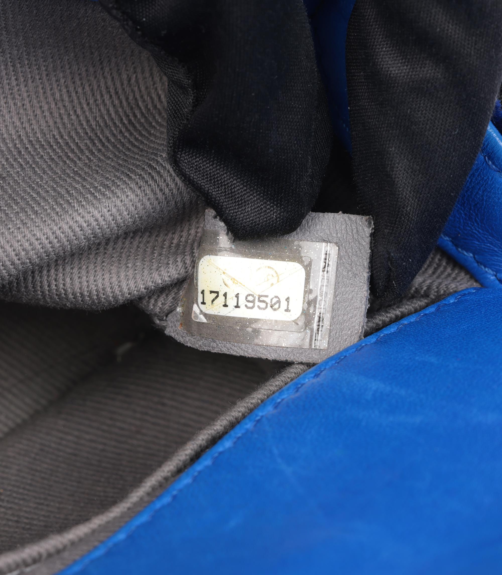 Petit Le Boy en velours matelassé et cuir d'agneau bleu de Chanel en vente 5
