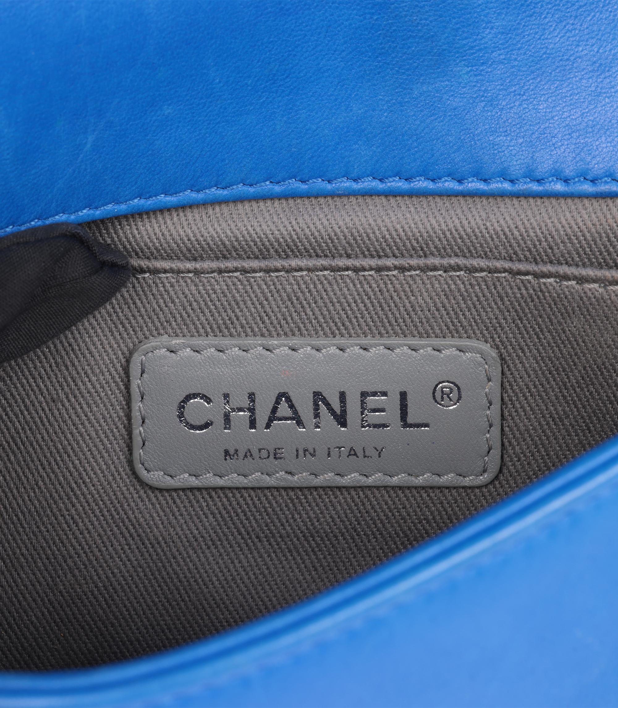 Petit Le Boy en velours matelassé et cuir d'agneau bleu de Chanel en vente 6