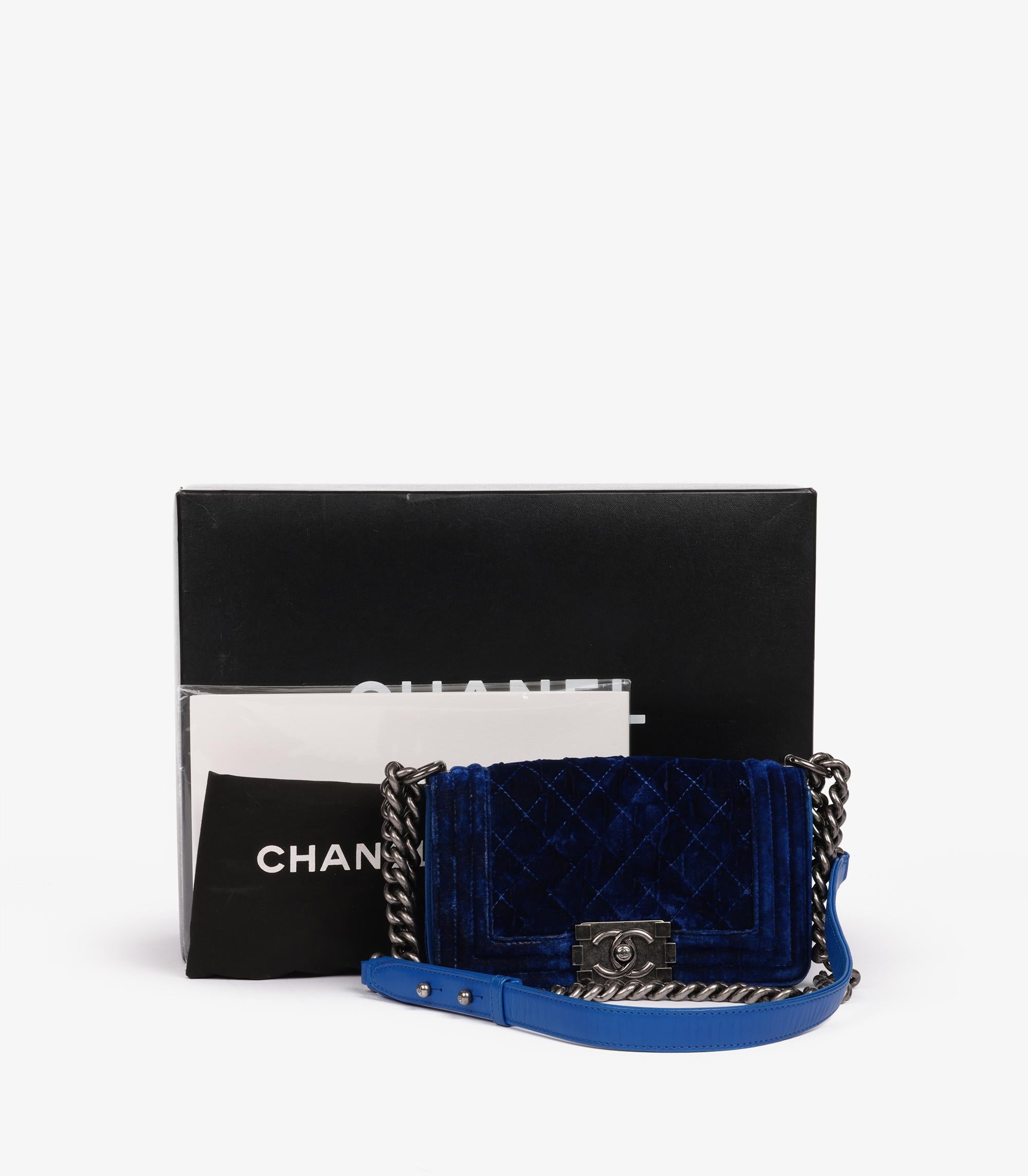 Petit Le Boy en velours matelassé et cuir d'agneau bleu de Chanel en vente 7