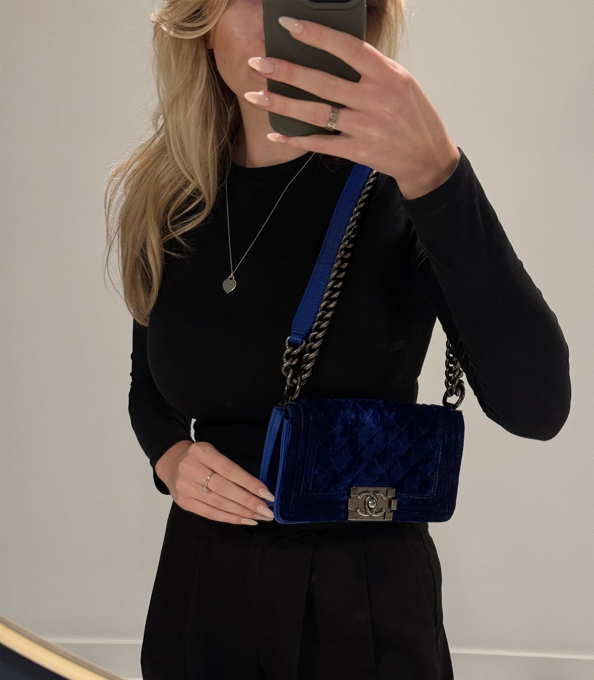 Petit Le Boy en velours matelassé et cuir d'agneau bleu de Chanel

Détails du produit
Xupes Ref : CB1535
Marque : Chanel
Modèle : Petit Le Boy
Type : Shoulder, Crossbody
Numéro de série : 17119501
Âge : 2012
Accompagné de : Chanel Dust Bag, Box,
