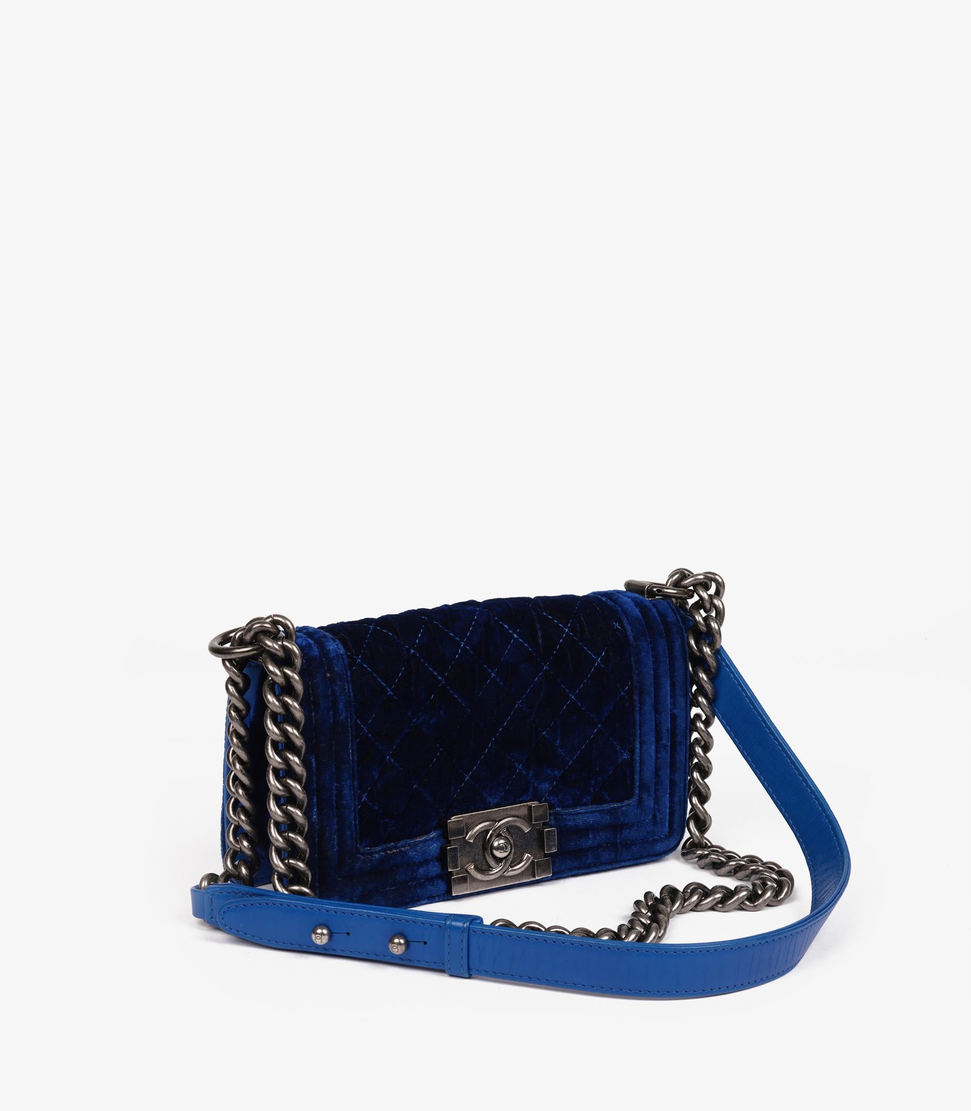 Noir Petit Le Boy en velours matelassé et cuir d'agneau bleu de Chanel en vente