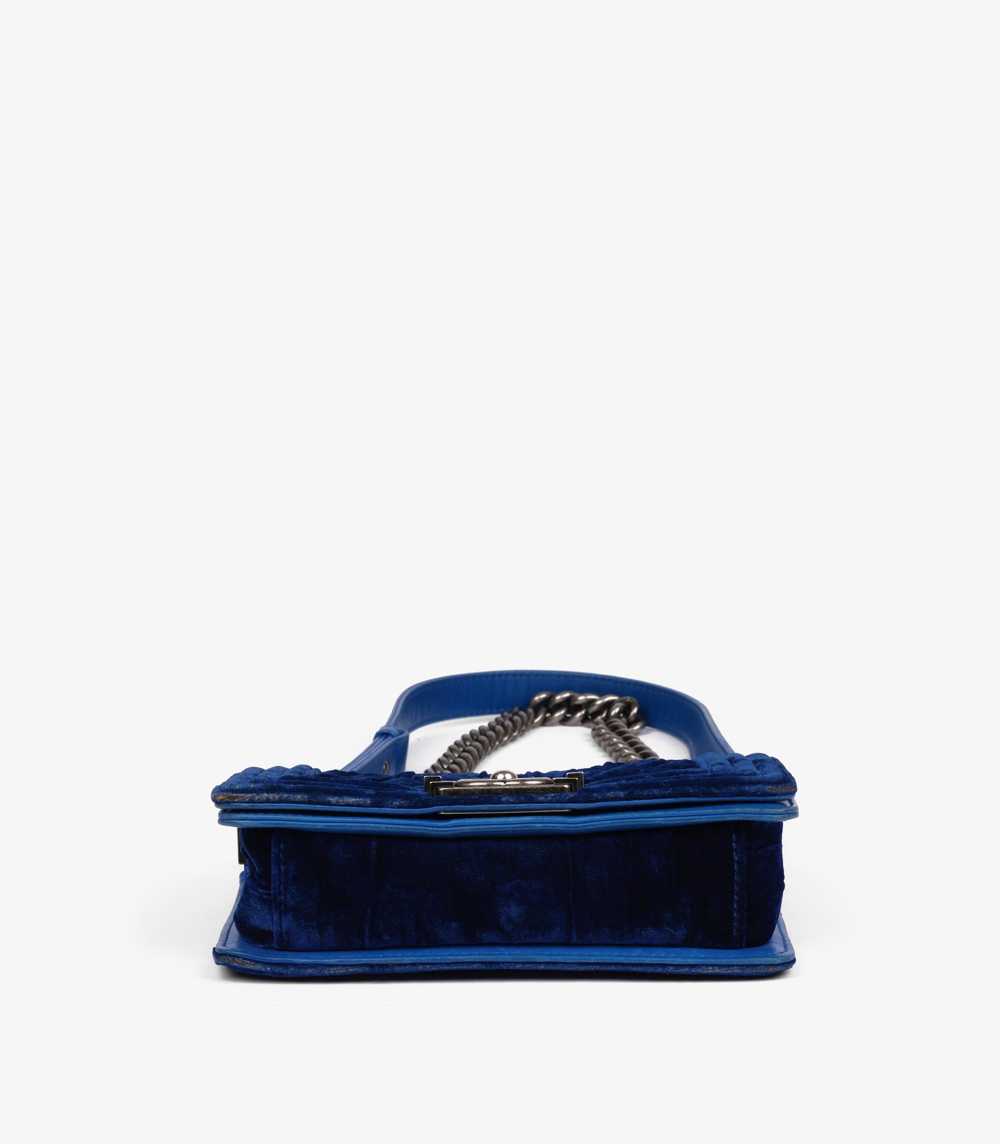 Petit Le Boy en velours matelassé et cuir d'agneau bleu de Chanel en vente 2