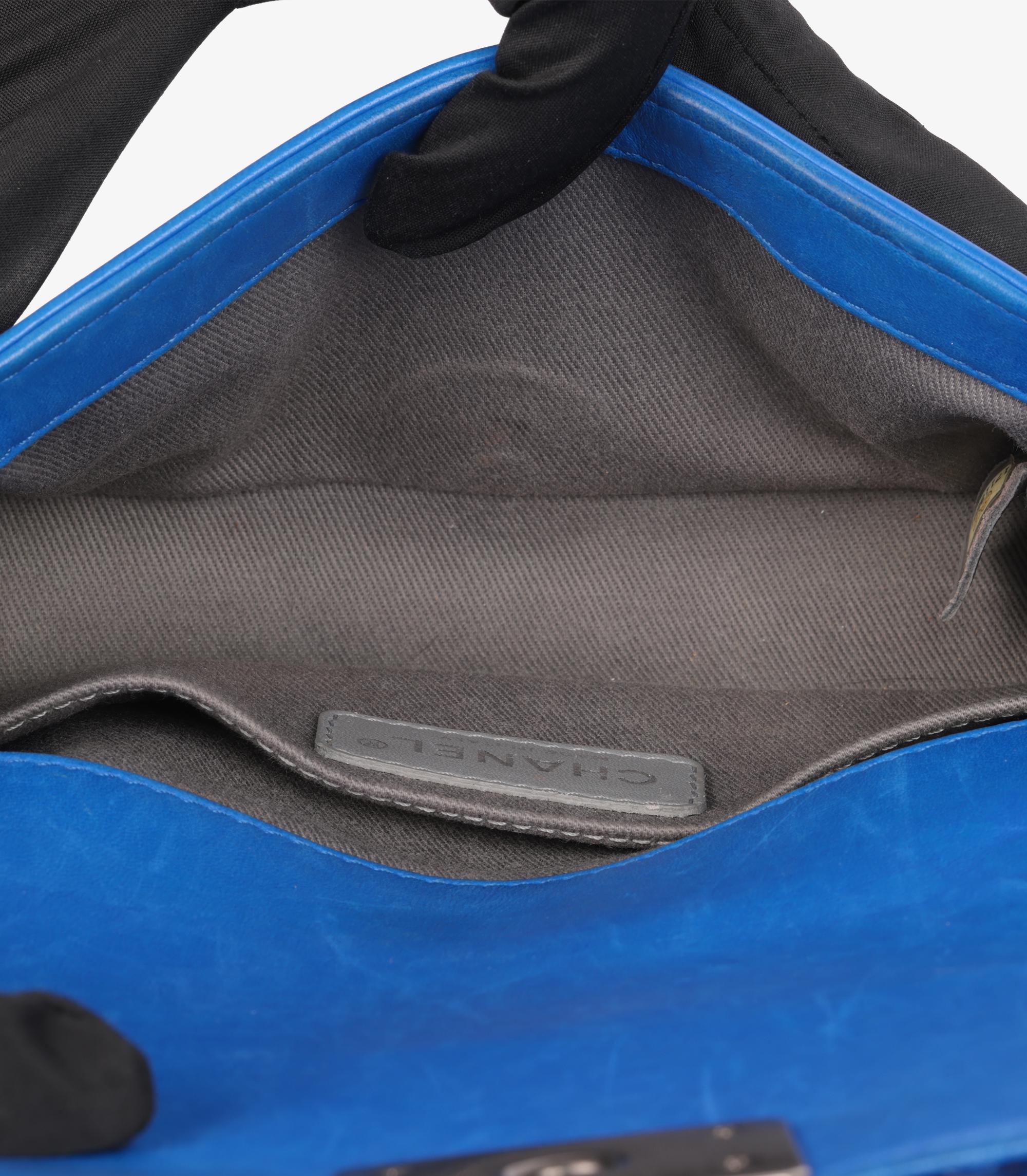 Petit Le Boy en velours matelassé et cuir d'agneau bleu de Chanel en vente 4