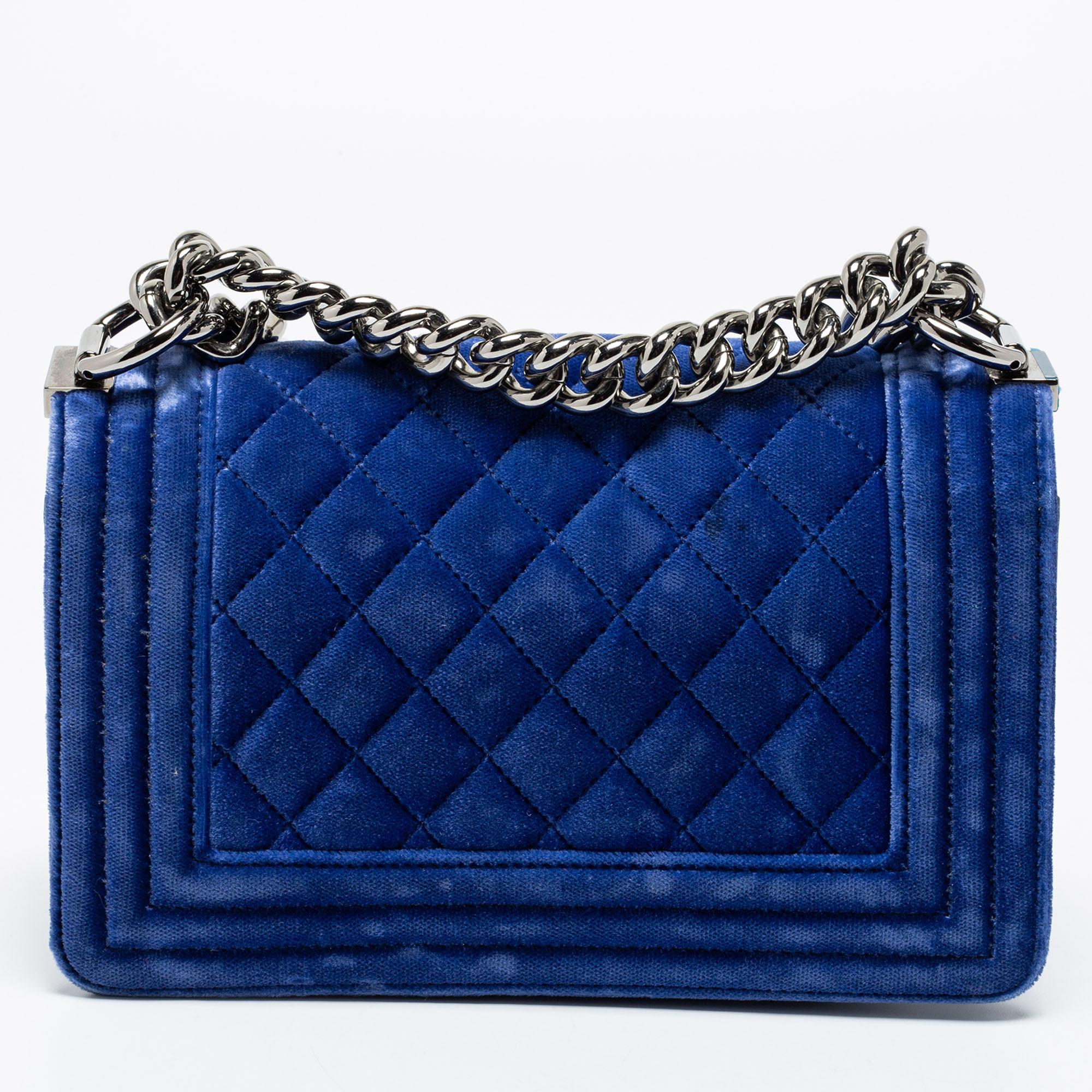 Introduced as a part of the Chanel Fall/Winter collection of 2011, the Boy flap bag is alluring and complemented with exquisite details. This blue creation is meticulously crafted from quilted velvet and features side paneling, a chain-leather