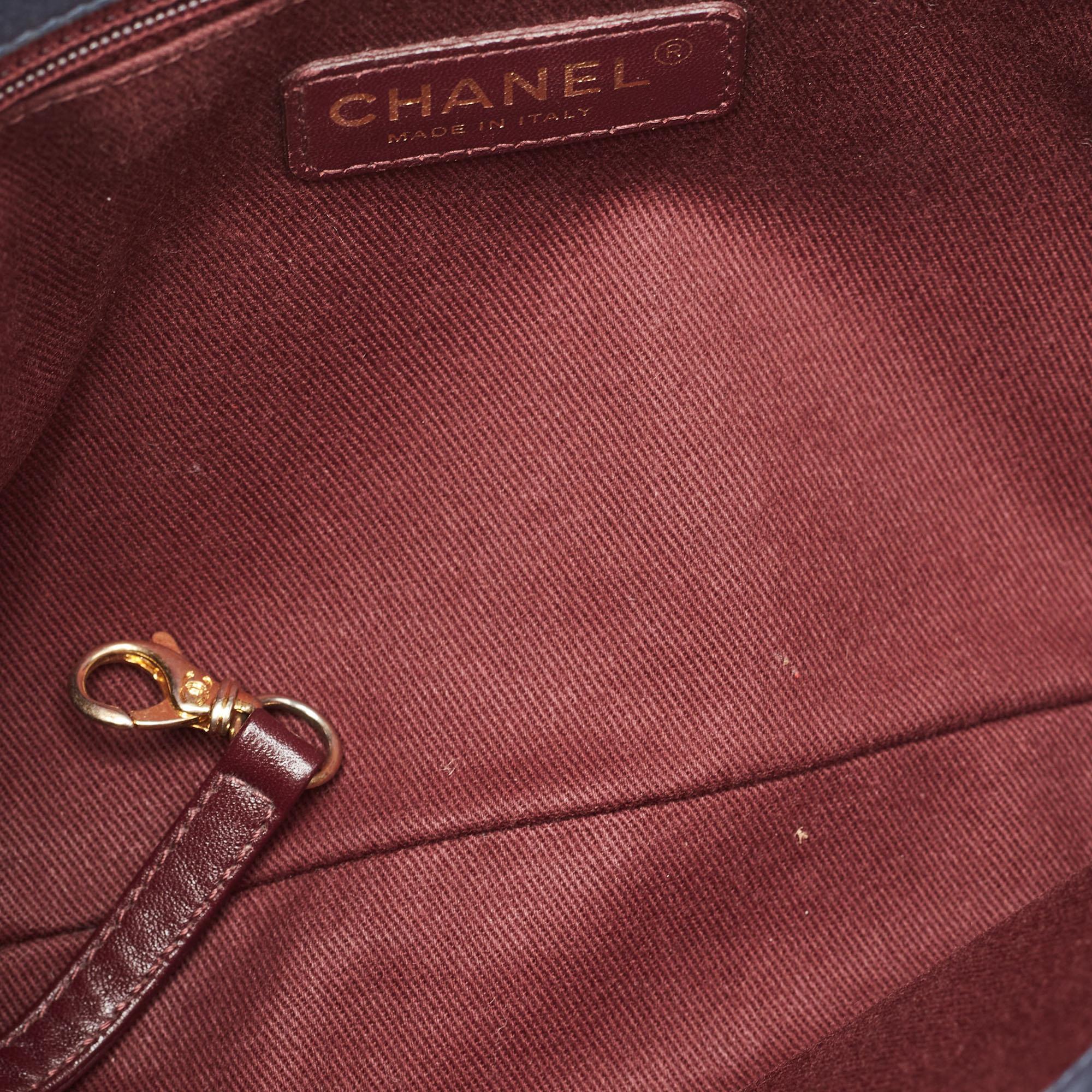 Chanel Fourre-tout en cuir matelassé bleu et cousu à la main en vente 14