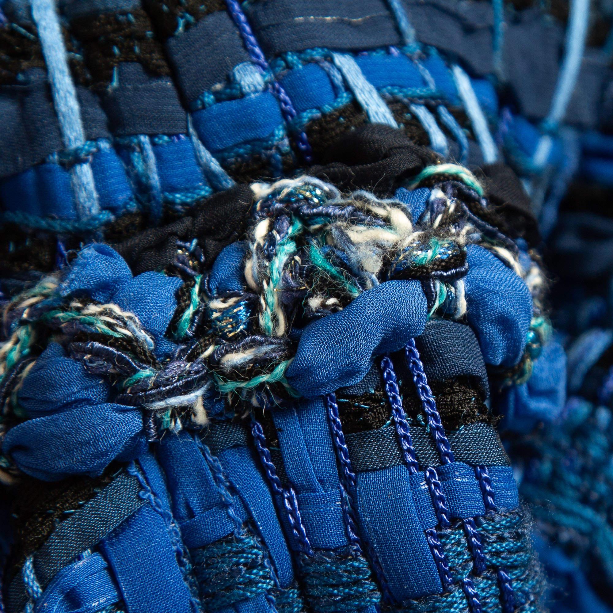 Veste de hibou en tweed et ruban bleu Chanel M Excellent état - En vente à Dubai, Al Qouz 2