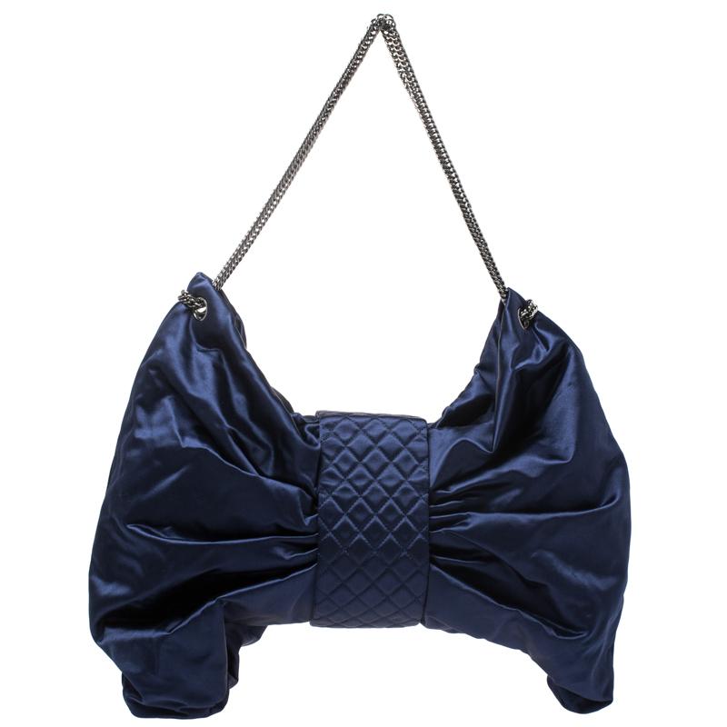 We all need something in our closets that will never go out of style. This super classy Chanel bag is well-made and is bound to last and give you ceaseless style. It has been crafted from blue satin and the Mademoiselle lock sits on a quilted strap