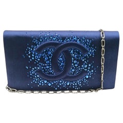 CHANEL pochette en satin bleu cristaux et chaîne argentée