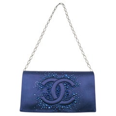CHANEL pochette en satin bleu cristaux et chaîne argentée