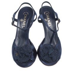 Chanel Blaue Satin-Sandalen mit Blumenschnalle und Knöchelriemen Größe 40