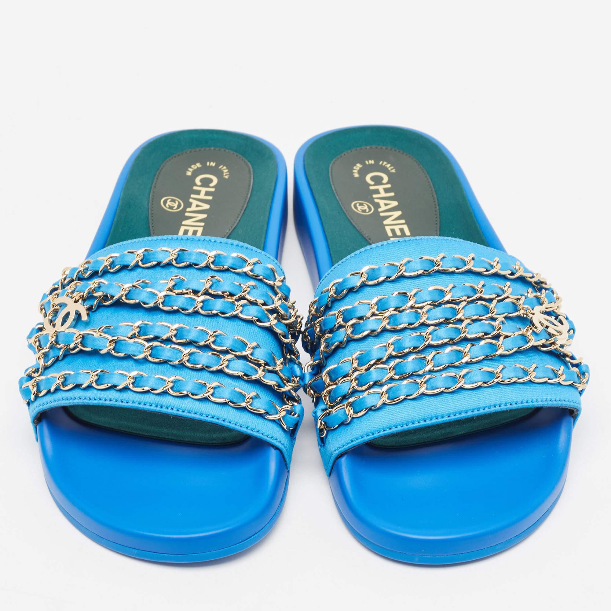 These Tropiconic slides by Chanel are unmistakably luxe. The vamps with chain detail feature the iconic interlocking CC charm accent for a signature touch.

Includes: Original Dustbag, Original Box, Info Booklet

