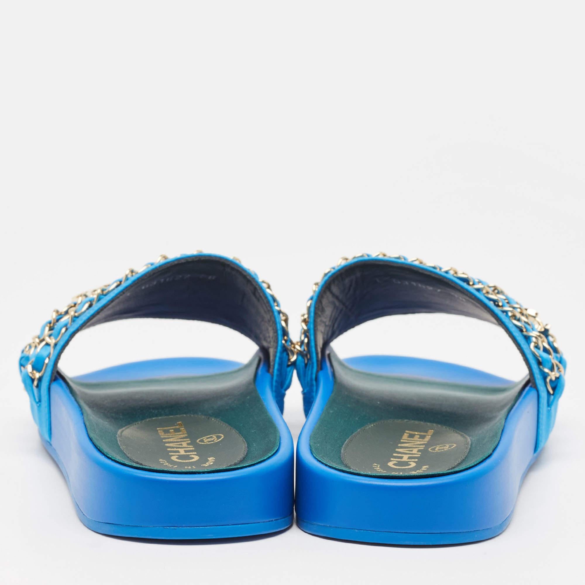 Chanel Blue Satin Tropiconic Chain Detail Flat Slides Size 38 In Excellent Condition In Dubai, Al Qouz 2
