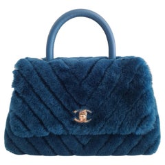 Chanel Blaue Coco-Handtasche aus Shearling- Pelz mit Griff oben