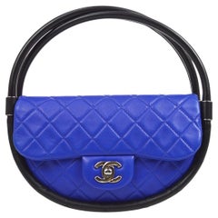 CHANEL Petit sac à main en cuir de mouton matelassé bleu argenté à poignée supérieure Hula Hoop