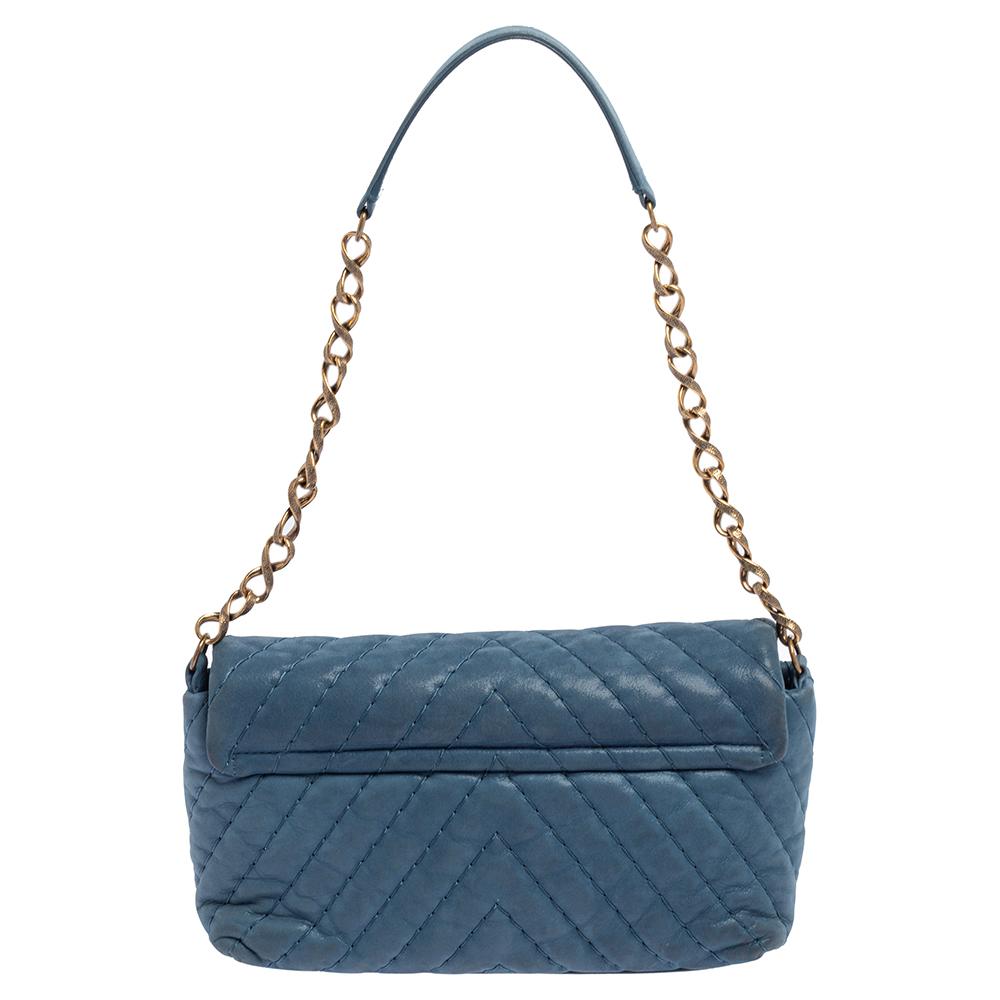 This Chanel Surpique Chevron flap bag is gorgeous. Crafted from shimmer leather, the exterior features an iconic pattern that is accentuated with gold-tone hardware. The interior is lined with leather and has a single zip pocket. Carry this pretty