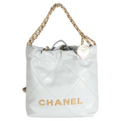 Chanel Blau glänzend gestepptes Kalbsleder Chanel Mini 22 Hobo aus Kalbsleder