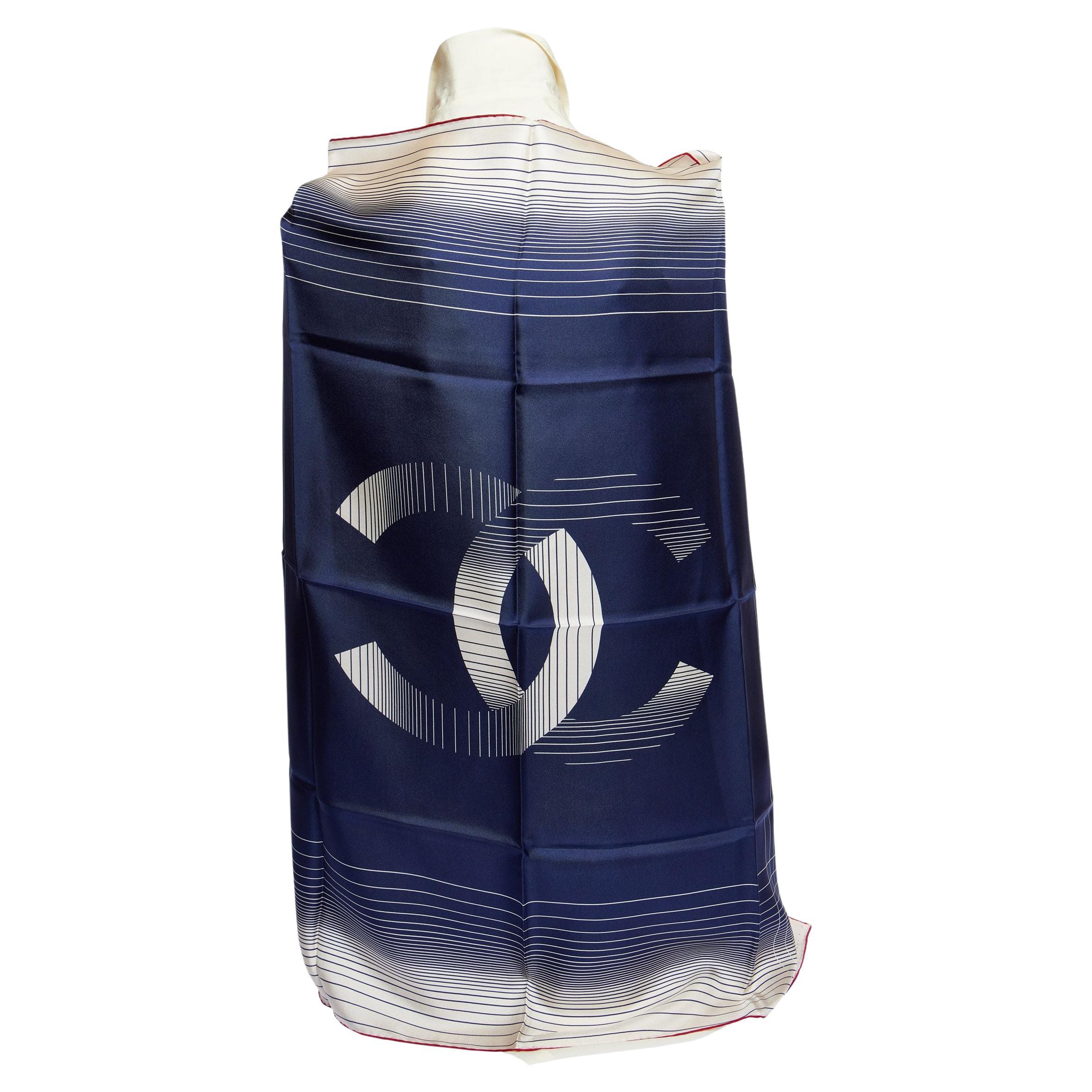 Scialle con logo CC in seta blu di Chanel in vendita