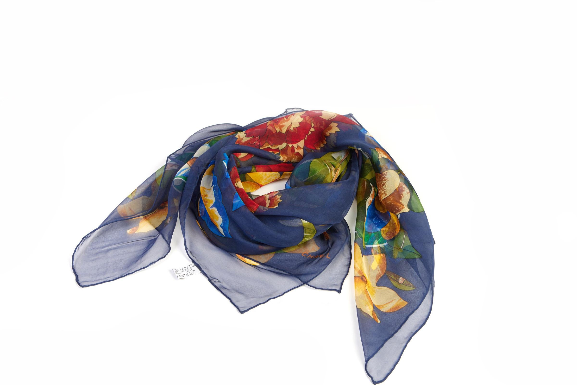 Gris Chanel - Écharpe à fleurs en mousseline de soie bleue en vente