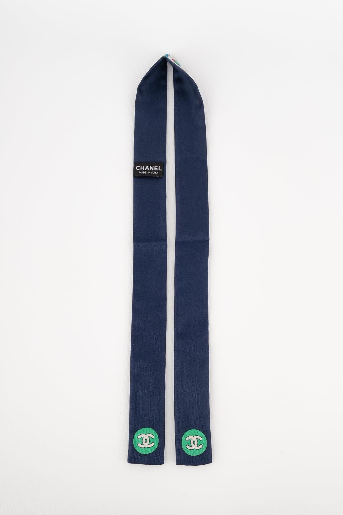 Chanel - (Made in Italy) Blue silk slim headband with colorful stripes.

Additional information:
Condition: Very good condition
Dimensions: Length: 89 cm - Width: 3.5 cm

Seller Reference: FFC38