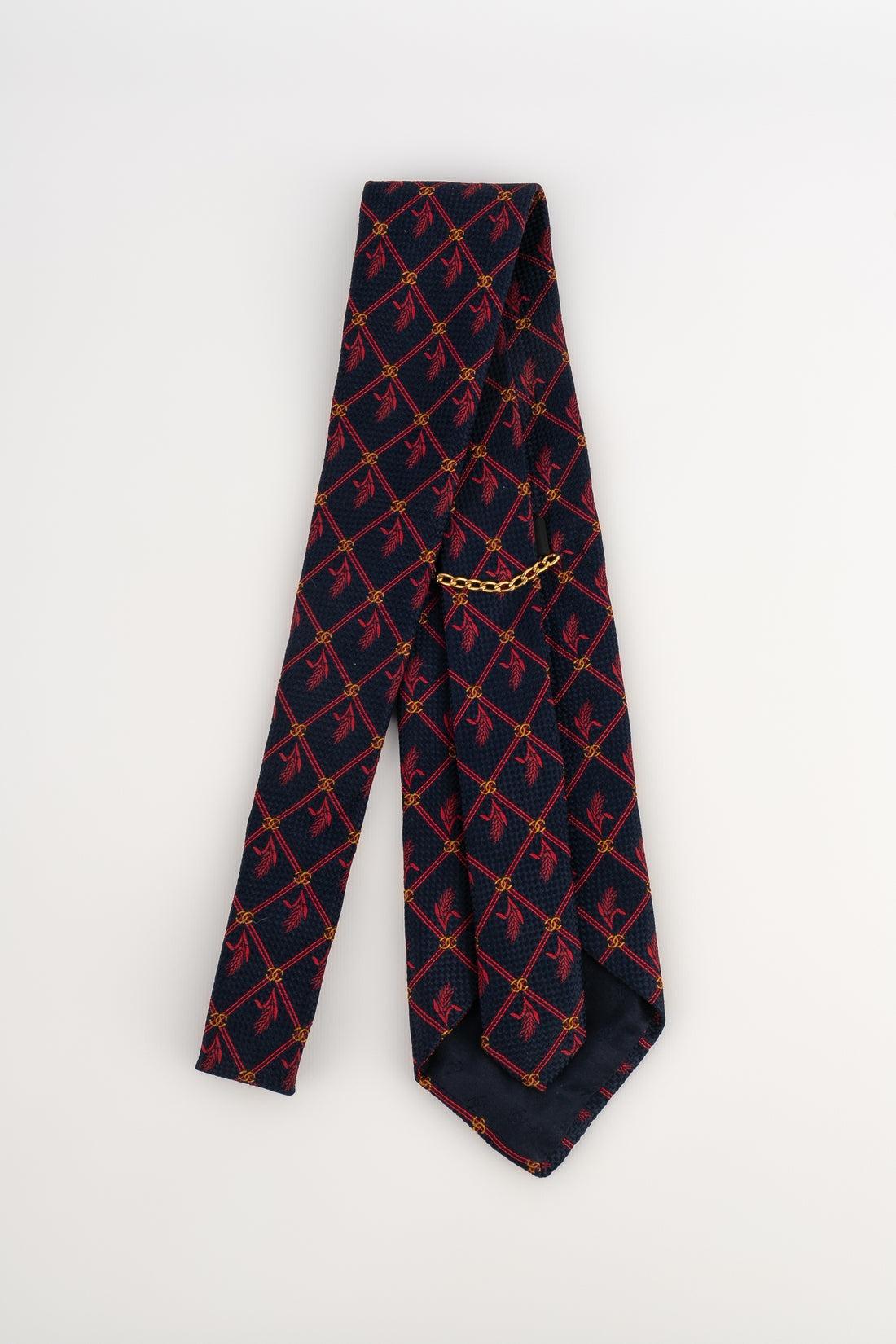 CHANEL - (Made in France) Blue silk tie with ears of wheat and yellow cc logos.

Additional information:
Condition: Very good condition
Dimensions: Width: 9 cm

SKU:ACC24