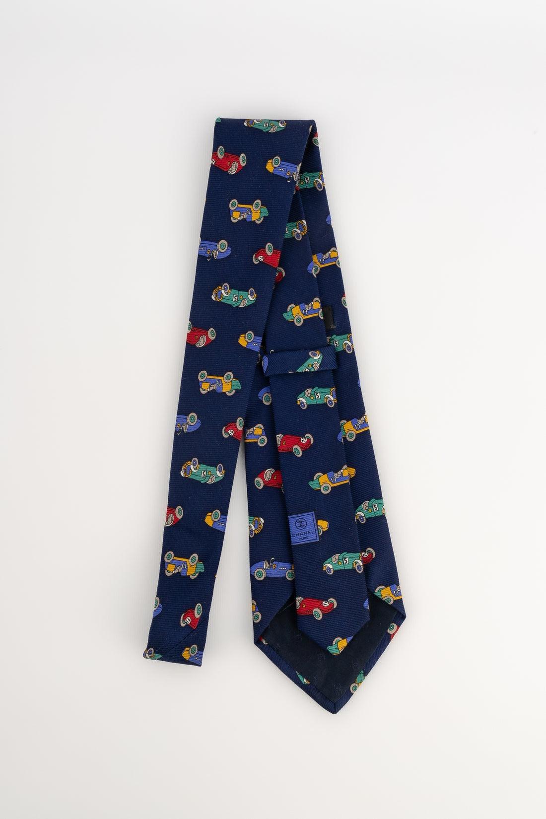 CHANEL - (Made in France) Blue silk tie illustrated with vehicles.

Additional information:
Condition: Very good condition
Dimensions: Width: 9 cm

SKU:ACC56