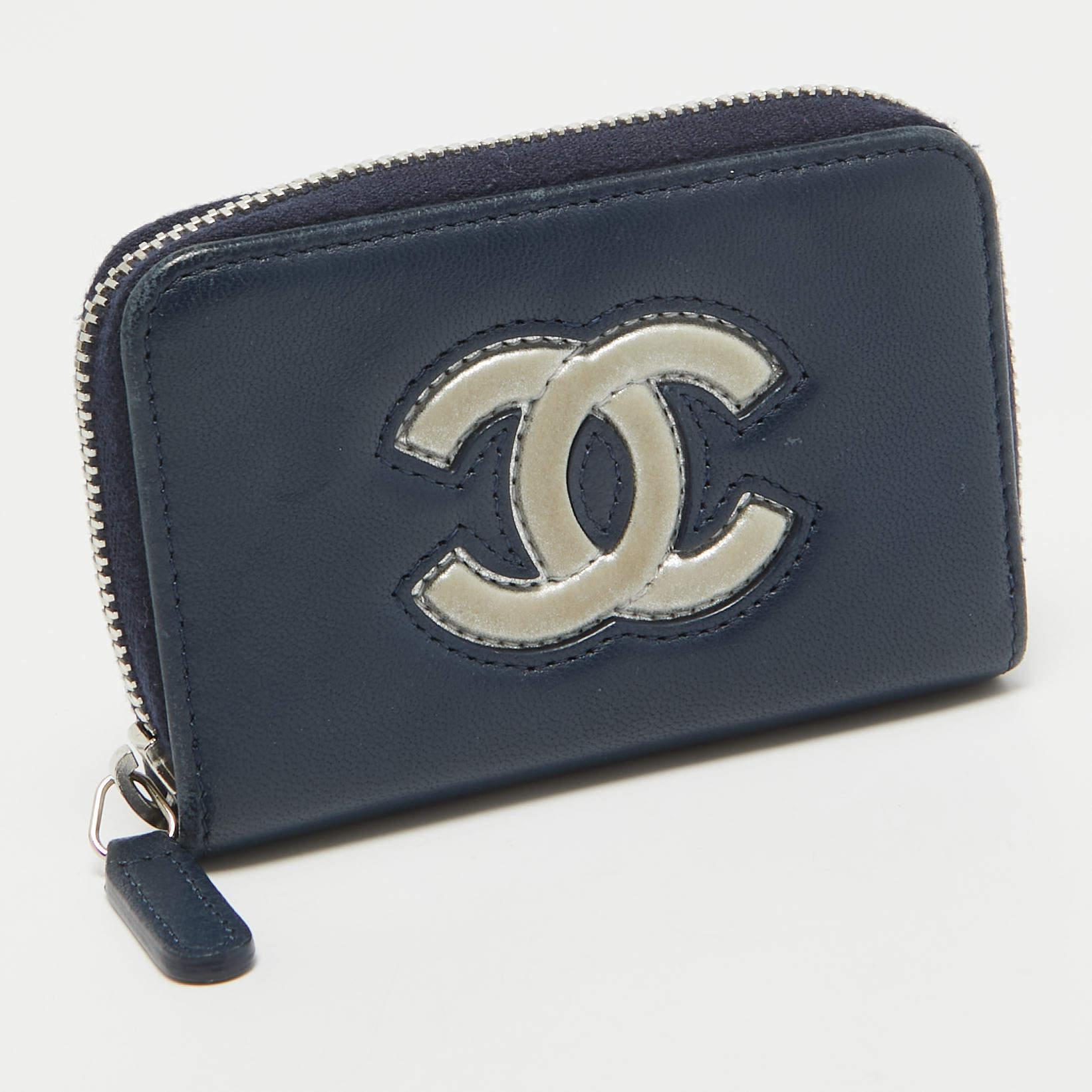 Chanel Blue/Silver Leather CC Zip Coin Purse In Good Condition For Sale In Dubai, Al Qouz 2